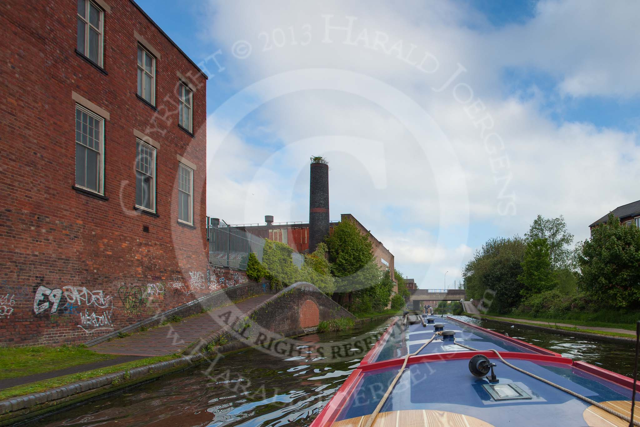 BCN Marathon Challenge 2013: BCN Mail Line: On the left the blocked entrance to an unidentified factory basin, coming up on the right  Monument Lane Interchange Basin..
Birmingham Canal Navigation,


United Kingdom,
on 25 May 2013 at 08:07, image #38