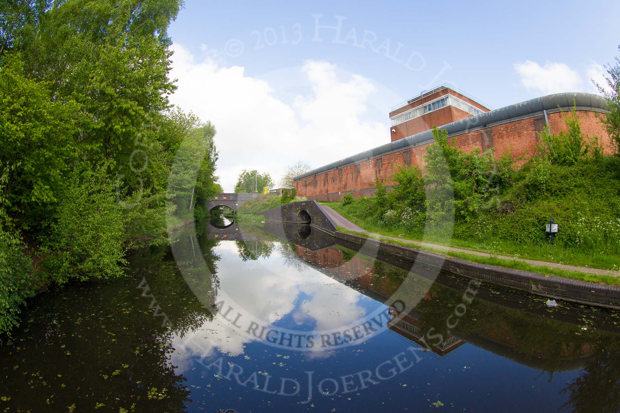 Photo 1305250831211D42017HaraldJoergens BCN Marathon Challenge 2013: Soho Loop (Winson Green Loop), part of the BCN Old Main Line, between Asylum Bridge and Winson Green Bridge . On the right, behind the wall, Winson Green Prison (HMP Birmingham)..
Birmingham Canal Navigation,
United Kingdom,
on 25 May 2013 at 08:31, image #58