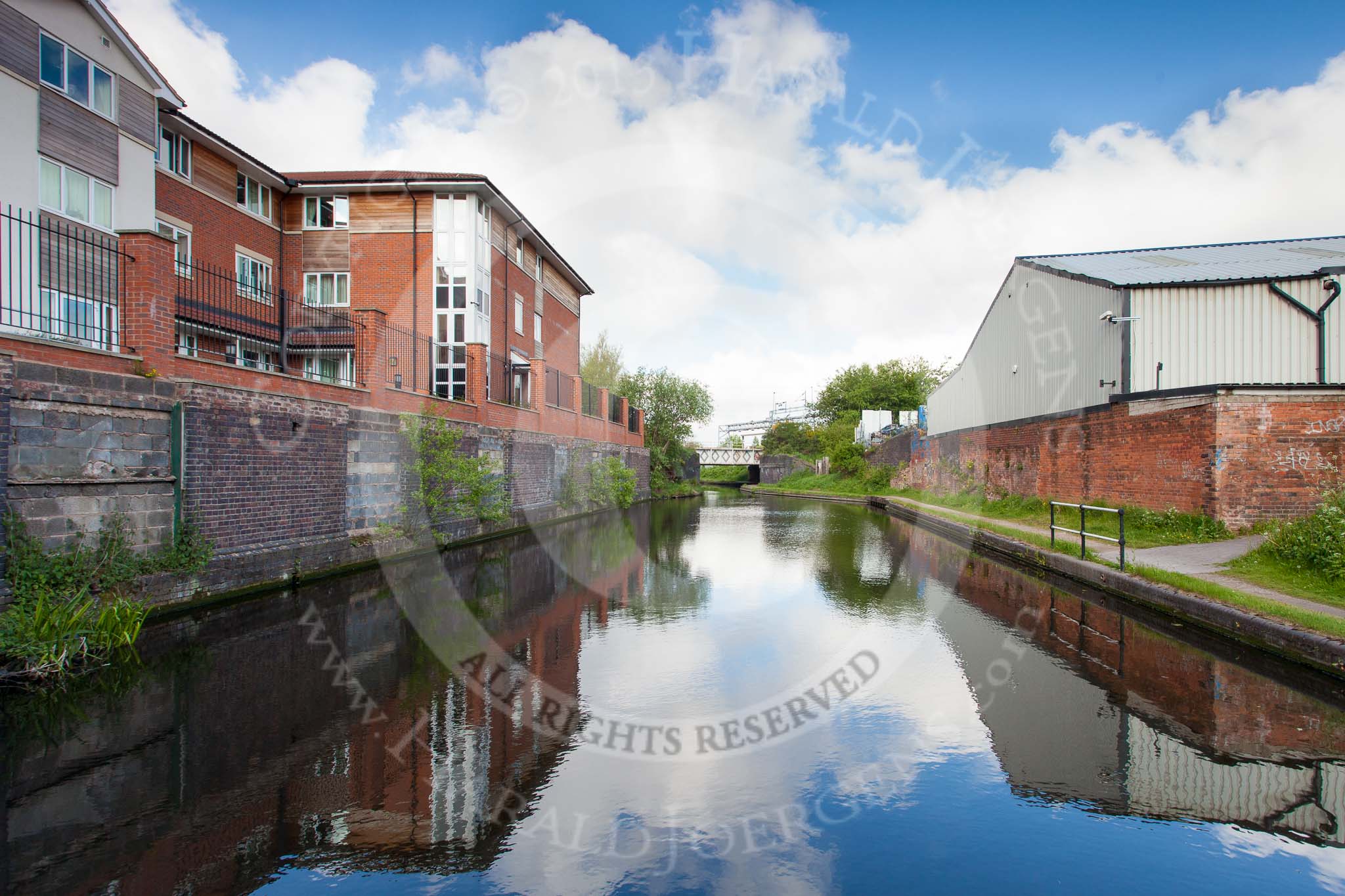 BCN Marathon Challenge 2013: Soho Loop (Winson Green Loop), part of the BCN Old Main Line, between Winson Green Bridge  and Winson Green Railway Bridge. On the left, behind old walls, a new housing development..
Birmingham Canal Navigation,


United Kingdom,
on 25 May 2013 at 08:35, image #61