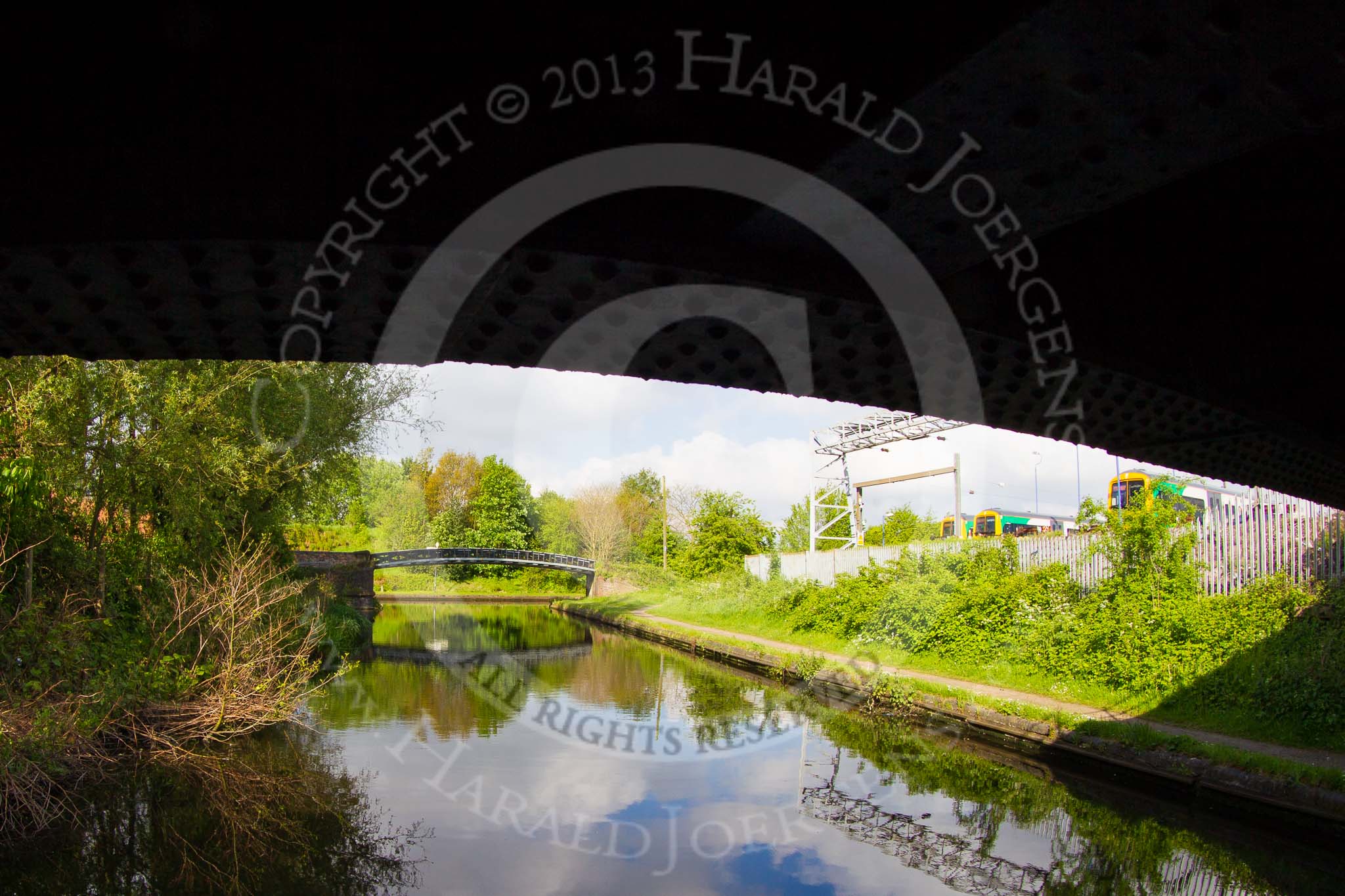 BCN Marathon Challenge 2013: Passing under Winson Green Railway Bridge, a big steel structure on the Soho Loop (Winson Green Loop), part of the Old Main Line. In front Winson Green Junction Bridge, where the Old Main Line meets the New Main Line again..
Birmingham Canal Navigation,


United Kingdom,
on 25 May 2013 at 08:36, image #63