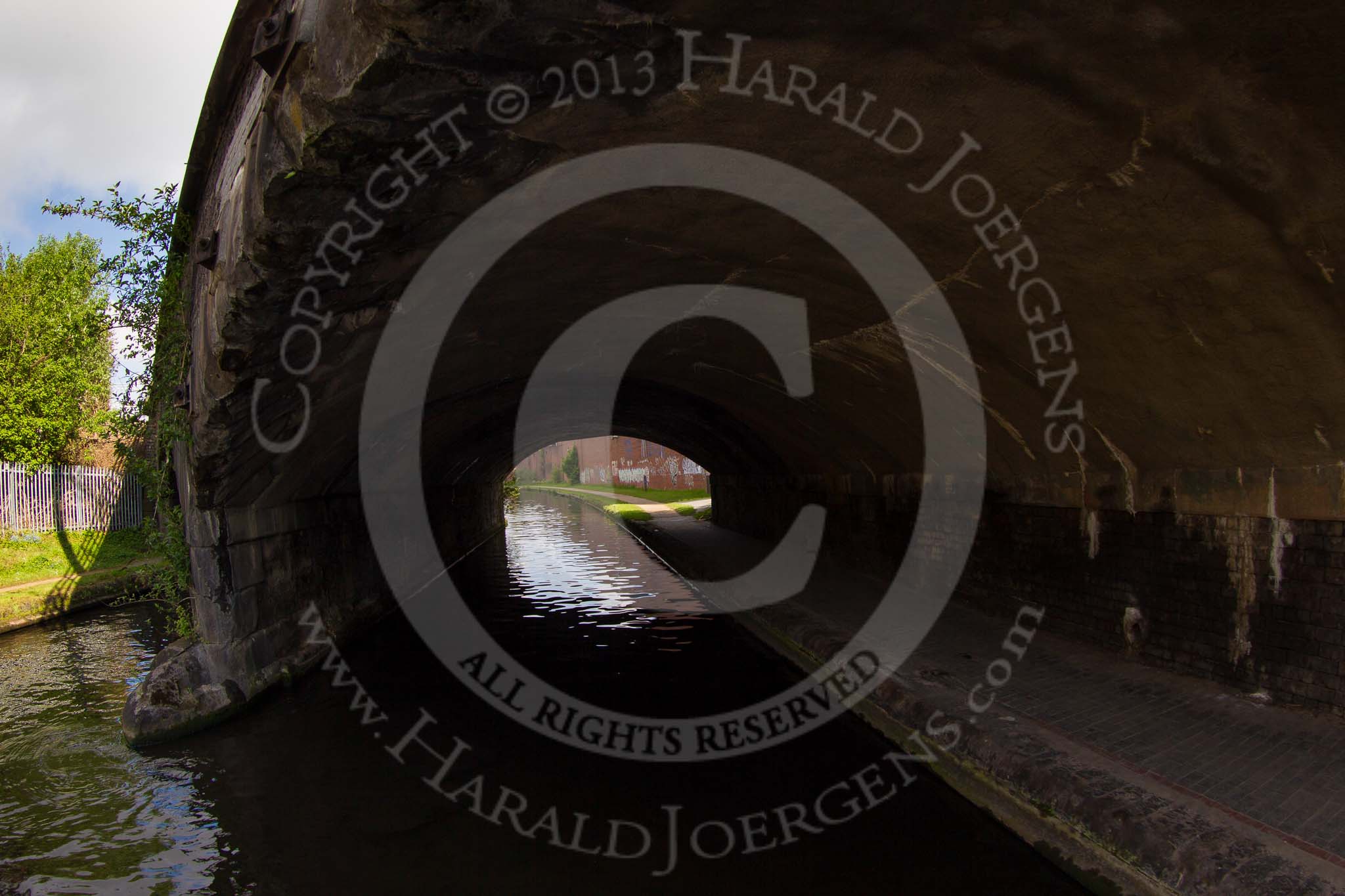 BCN Marathon Challenge 2013: Avery Rail Bridge at the BCN New Main Line. Although it is "just" a short railway bridge, it looks more like a short tunnel..
Birmingham Canal Navigation,


United Kingdom,
on 25 May 2013 at 08:45, image #79