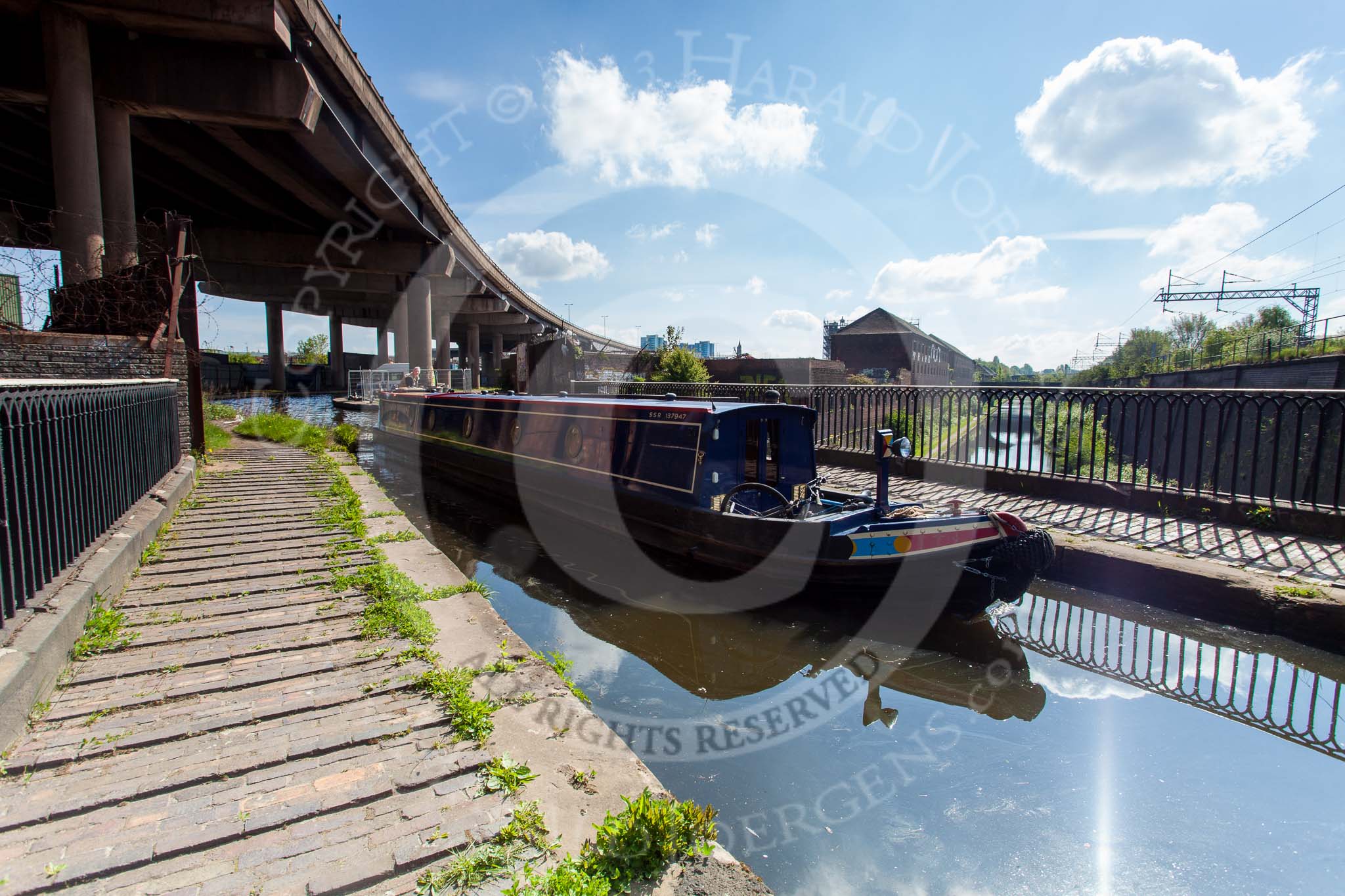 BCN Marathon Challenge 2013: NB "Felonious Mongoose" on the Stewart Aqueduct that carries the Old Main Line over the New Main Line, with the M5 motorway above..
Birmingham Canal Navigation,


United Kingdom,
on 25 May 2013 at 09:50, image #128