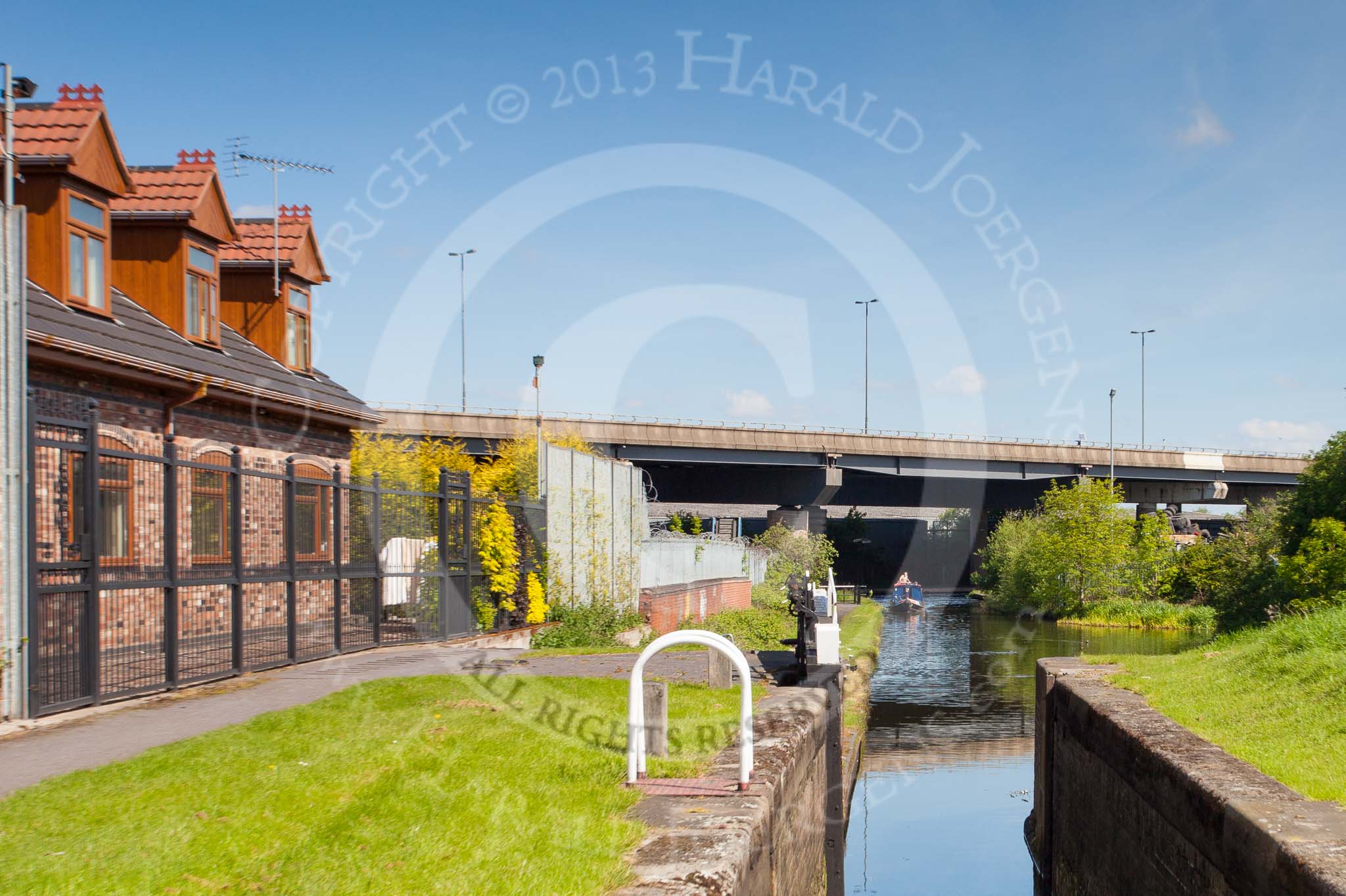 BCN Marathon Challenge 2013: The Titford Canal - view from Oldbury Bottom Lock towards Oldbury Junction with the BCN Old Main Line. On the right hand side of the basin belo the lock used to be a canal arm serving Springfield Chemical Works (Midland Tar Distillers)..
Birmingham Canal Navigation,


United Kingdom,
on 25 May 2013 at 10:21, image #140