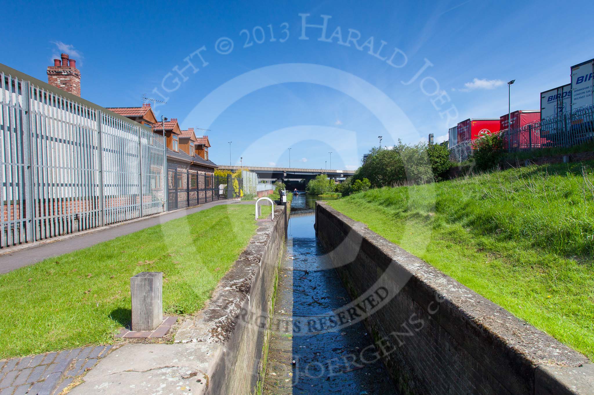 BCN Marathon Challenge 2013: The Titford Canal - Oldbury Bottom Lock. The six Oldbury locks, restored by volunteers in the 1970s, climb up to the current summit of the whole BCN, at 511 feet..
Birmingham Canal Navigation,


United Kingdom,
on 25 May 2013 at 10:21, image #141