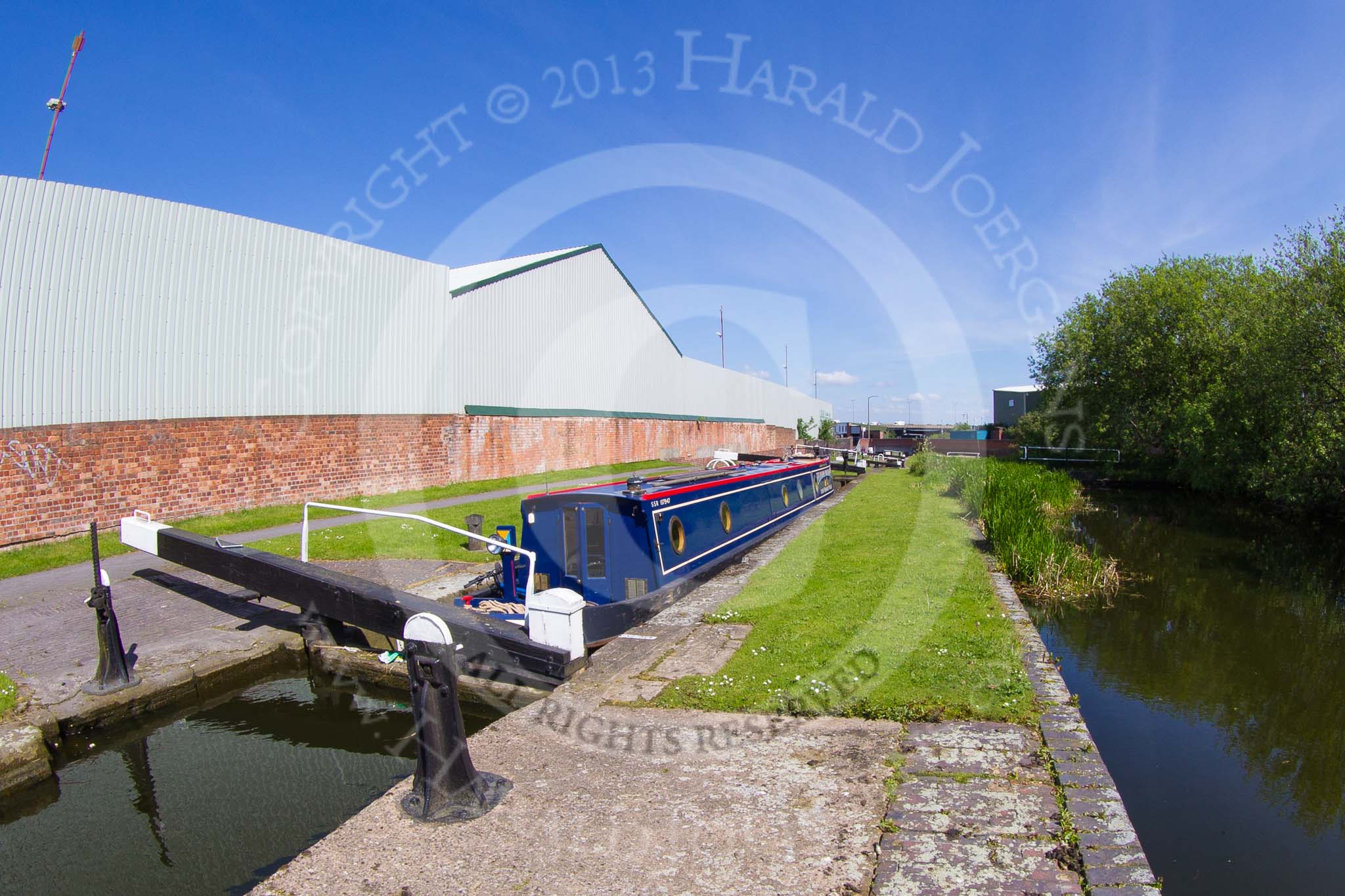 BCN Marathon Challenge 2013: The Titford Canal - "Felonious Mongoose" in Oldbury Lock No. 4, looking down towards Oldbury Junction. On the right a side pond to save water..
Birmingham Canal Navigation,


United Kingdom,
on 25 May 2013 at 10:40, image #145