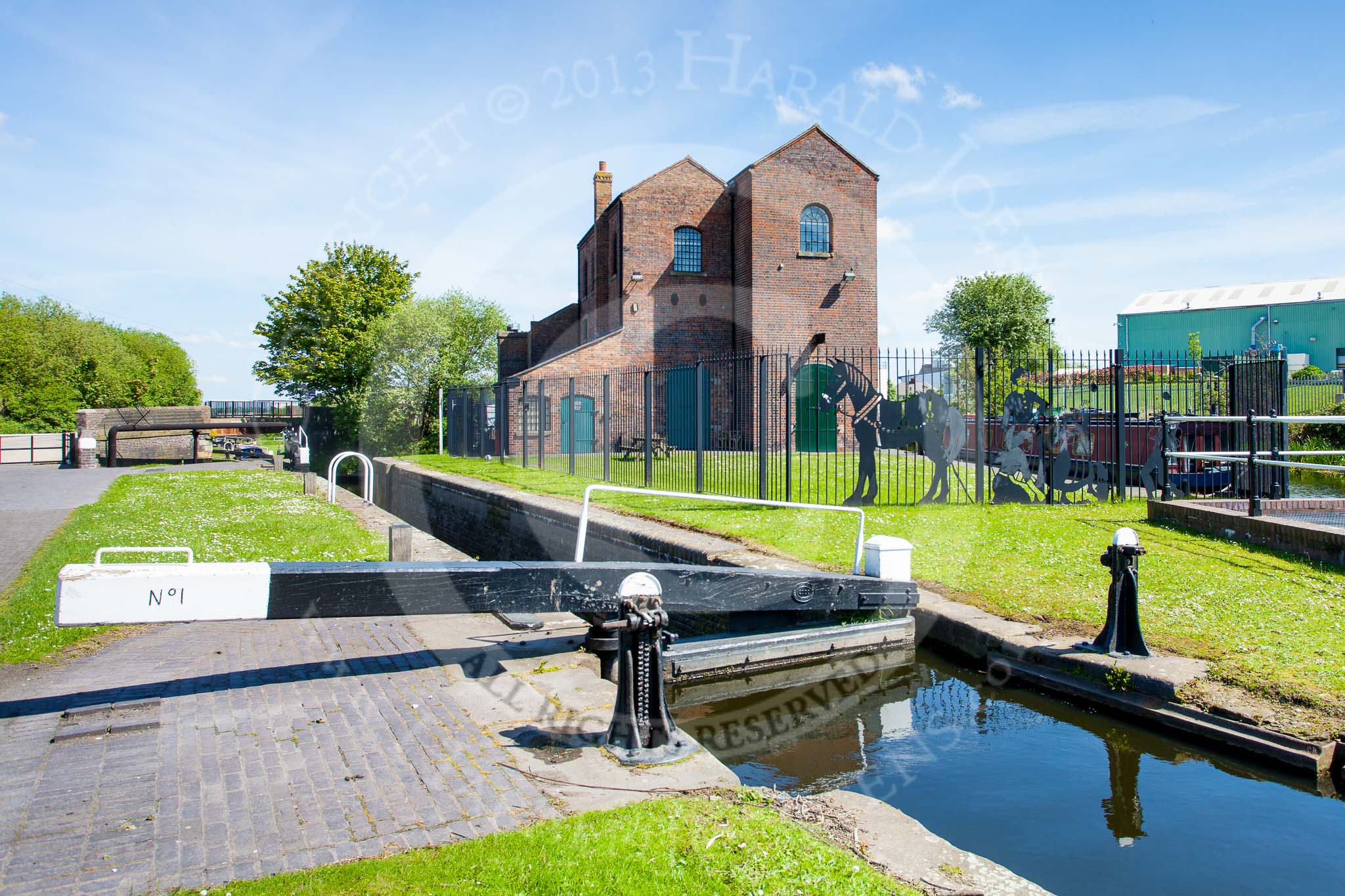 BCN Marathon Challenge 2013: The Titford Canal - Oldbury Top Lock and the Pump House. The narrowboat on the right is moored at the Tat Bank Branch, a feeder to Rotton Park (Edgbaston) reservoir that is navigableonly for a short length..
Birmingham Canal Navigation,


United Kingdom,
on 25 May 2013 at 10:54, image #149