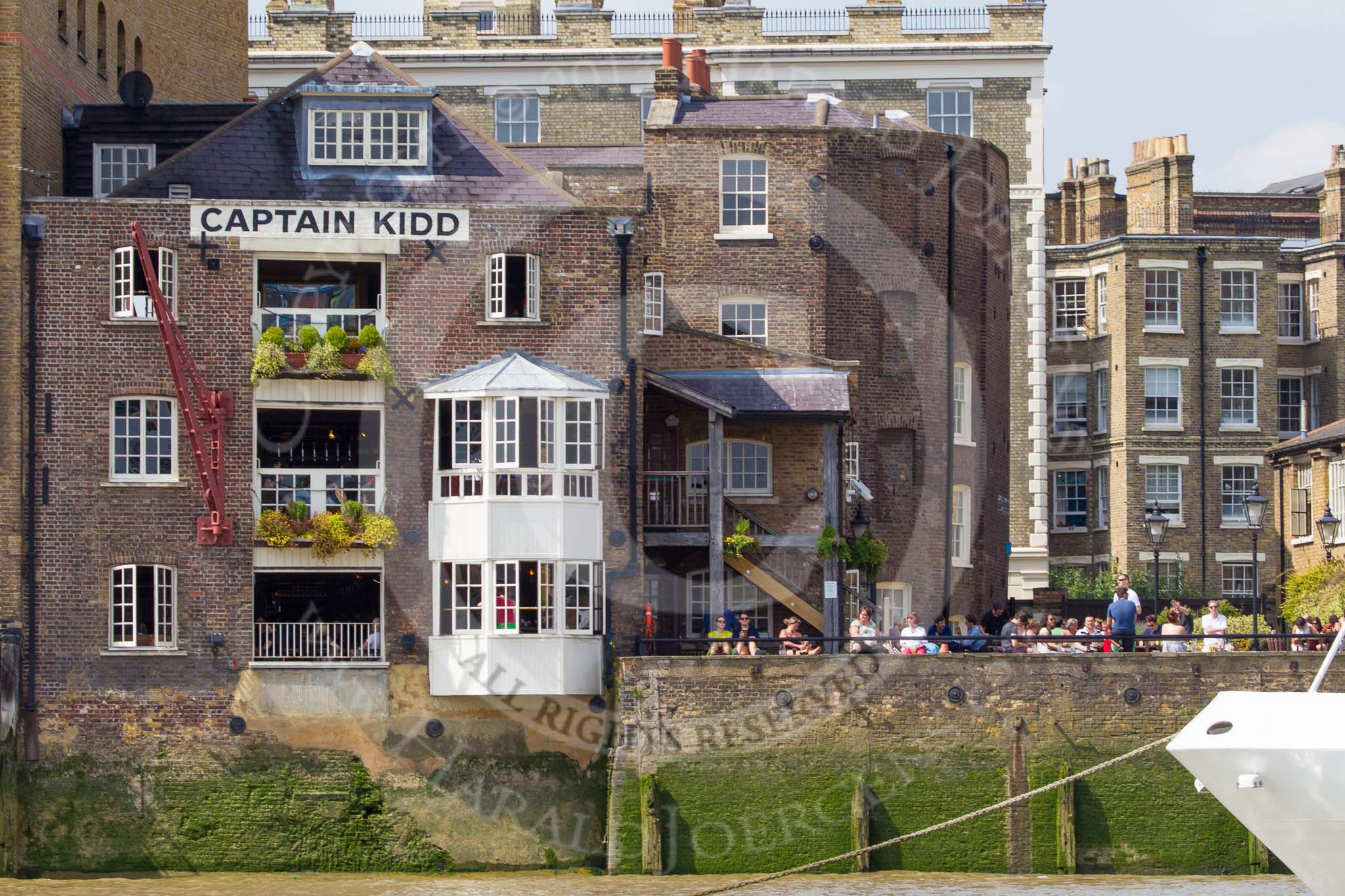 TOW River Thames Barge Driving Race 2013: The riverside Captain Kidd public house, a converted warehouse, at Wapping High St, London E1W, seen from the river..
River Thames between Greenwich and Westminster,
London,

United Kingdom,
on 13 July 2013 at 15:07, image #548