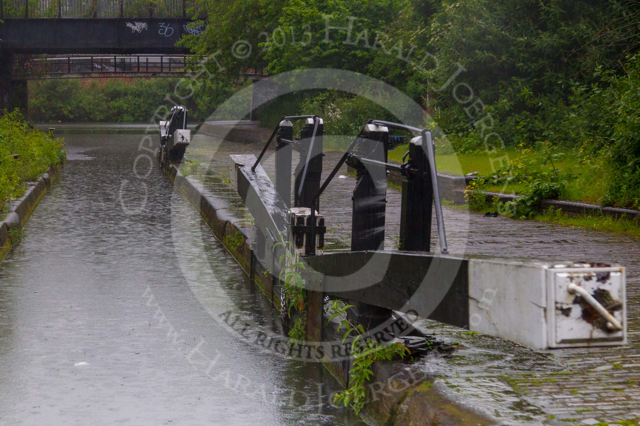 BCN Marathon Challenge 2014: Warwick Bar stop lock on the Grand Union (Warwick & Birmingham Junction Canal) close to Digbeth Junction. The water lecel could be higher or lower on either side of the two once separate systems, so the stop lock works both ways..
Birmingham Canal Navigation,


United Kingdom,
on 24 May 2014 at 09:30, image #93