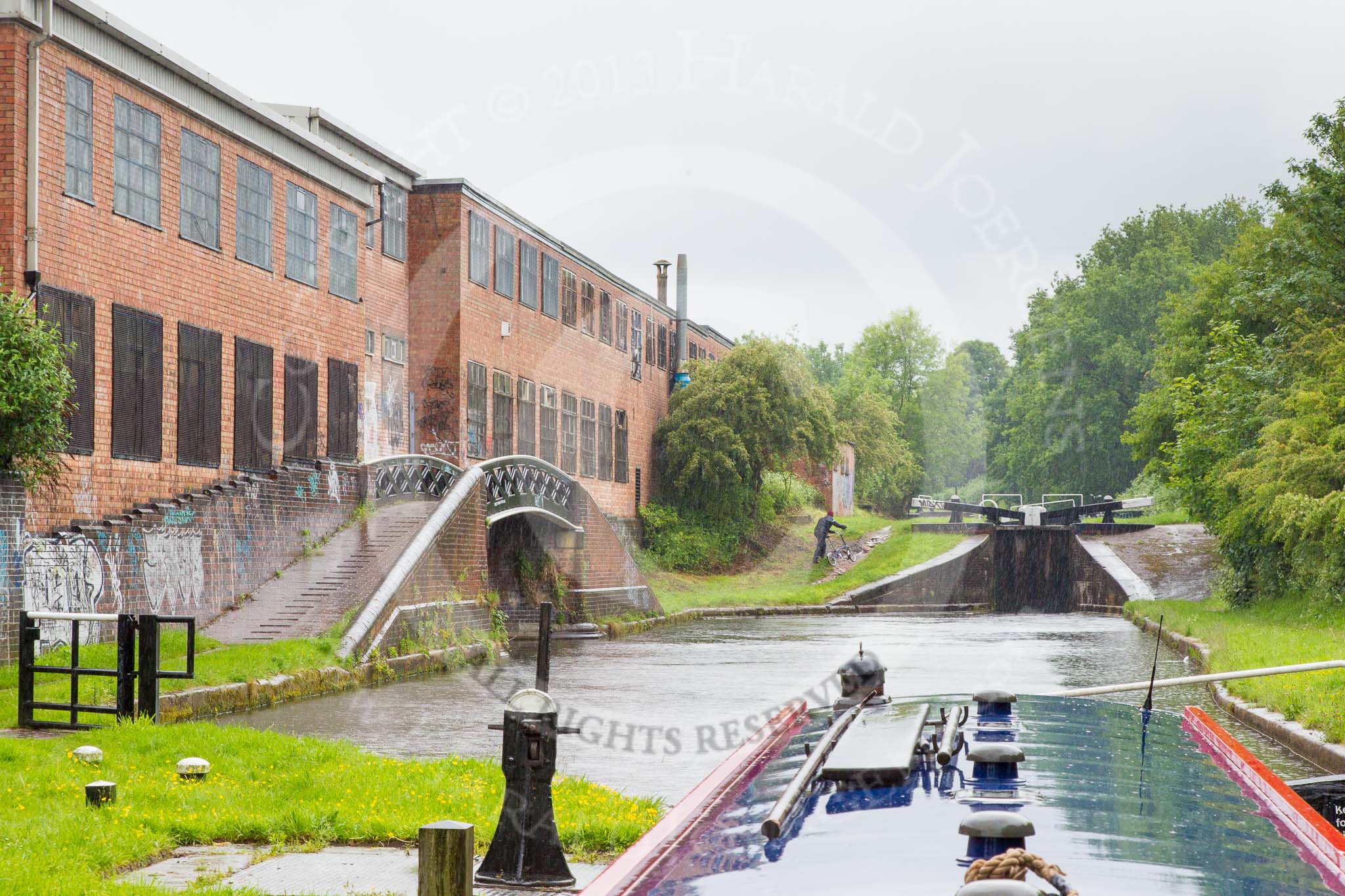 BCN Marathon Challenge 2014: Factory bridge on the Tame Valley Canal between Perry Bar locks 9 and 10. The arm once served Perry Bar Wharf, and there used to be another arm on the other side of the canal.
Birmingham Canal Navigation,


United Kingdom,
on 24 May 2014 at 13:02, image #116