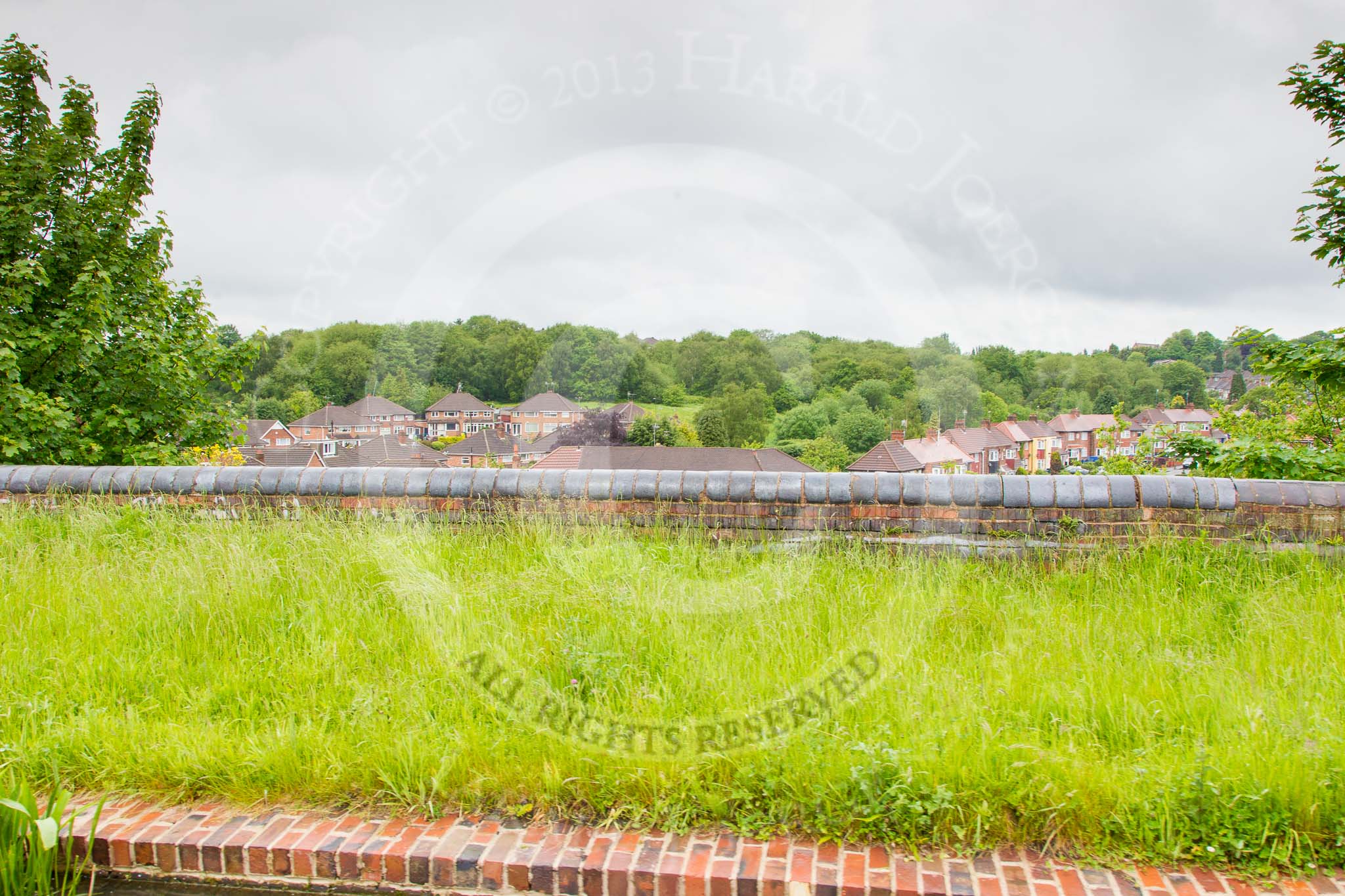 BCN Marathon Challenge 2014: The Tame Valley Canal, as one of the last parts of the BCN to be built, has a dead straight summit level, here on an embankment overlooking local housing at Great Barr.
Birmingham Canal Navigation,


United Kingdom,
on 24 May 2014 at 14:35, image #128