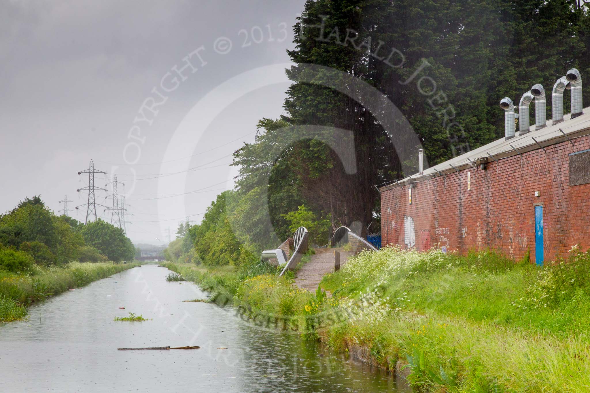 BCN Marathon Challenge 2014: Factory bridge on the Tame Valley Canal near Crankhall Lane Bridge. The arm, still tracable, once served an iron foundry.
Birmingham Canal Navigation,


United Kingdom,
on 24 May 2014 at 15:27, image #149