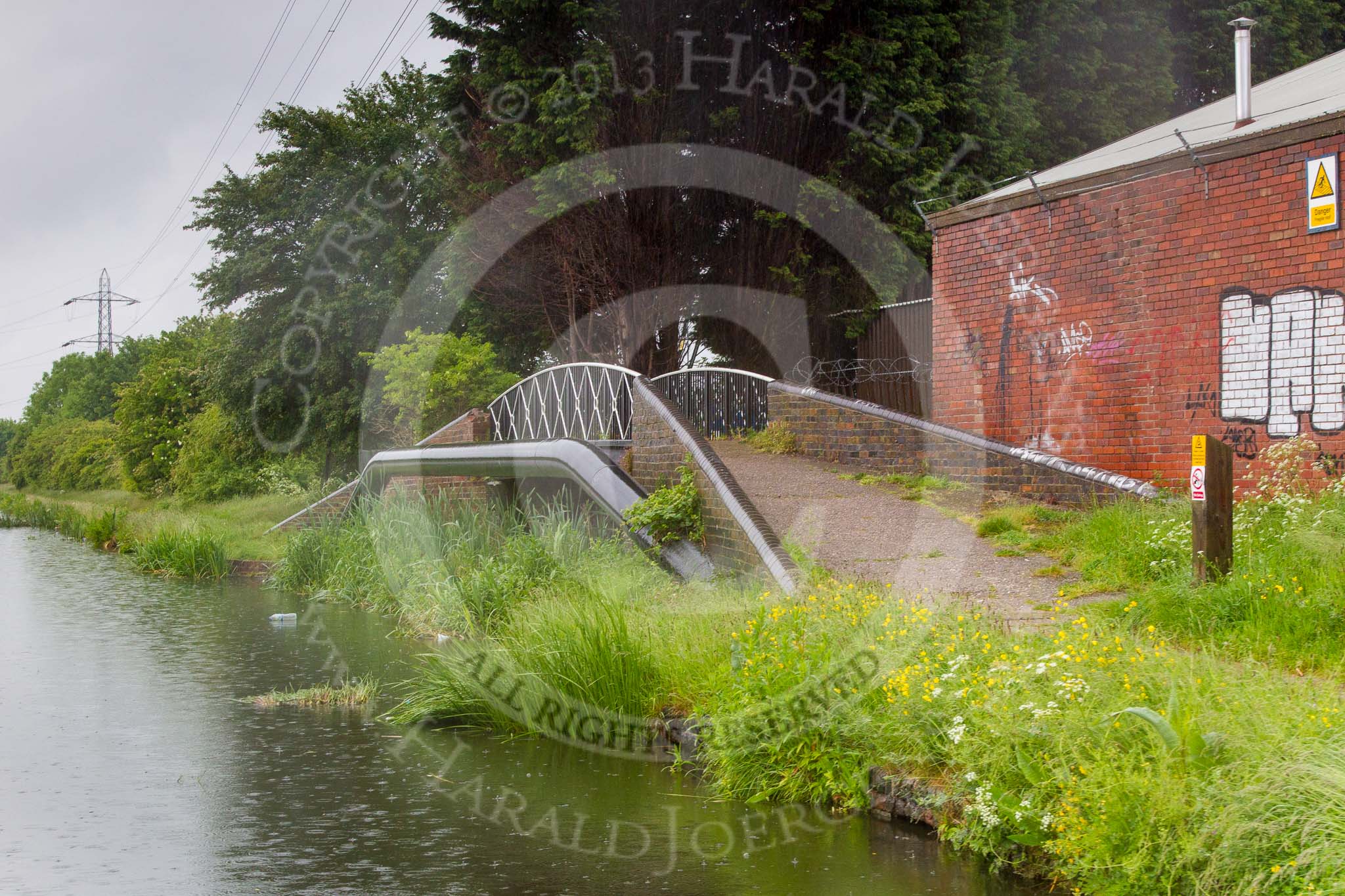 BCN Marathon Challenge 2014: Factory bridge on the Tame Valley Canal near Crankhall Lane Bridge. The arm, still tracable, once served an iron foundry.
Birmingham Canal Navigation,


United Kingdom,
on 24 May 2014 at 15:27, image #150