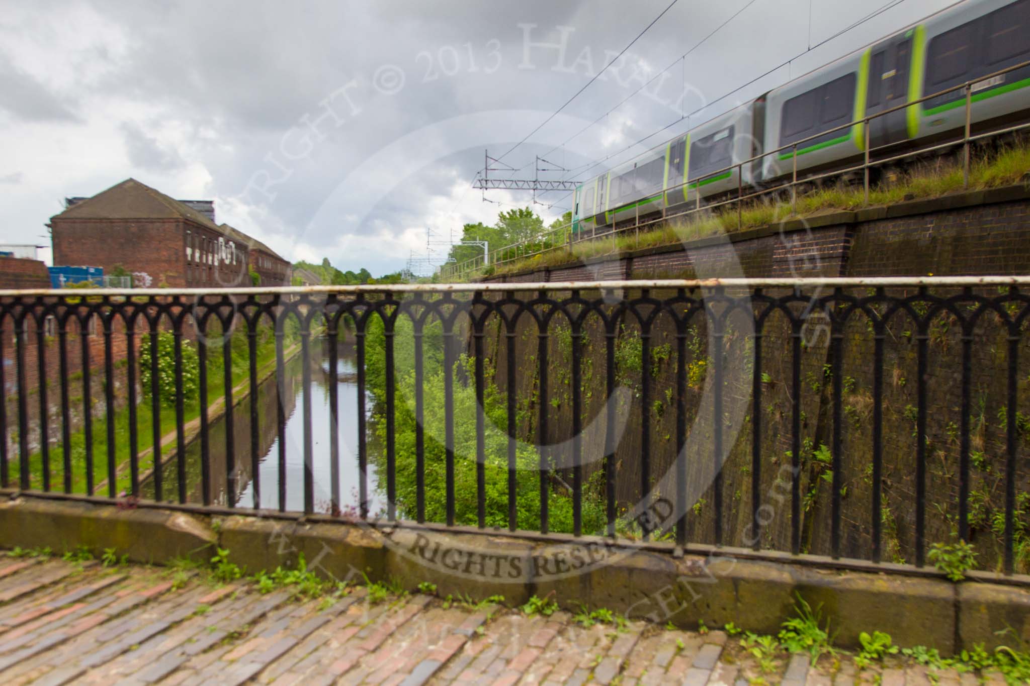 BCN Marathon Challenge 2014: Looking down from the Old Main Line to the New Main Line at Stewart Aqueduct.
Birmingham Canal Navigation,


United Kingdom,
on 24 May 2014 at 18:10, image #178