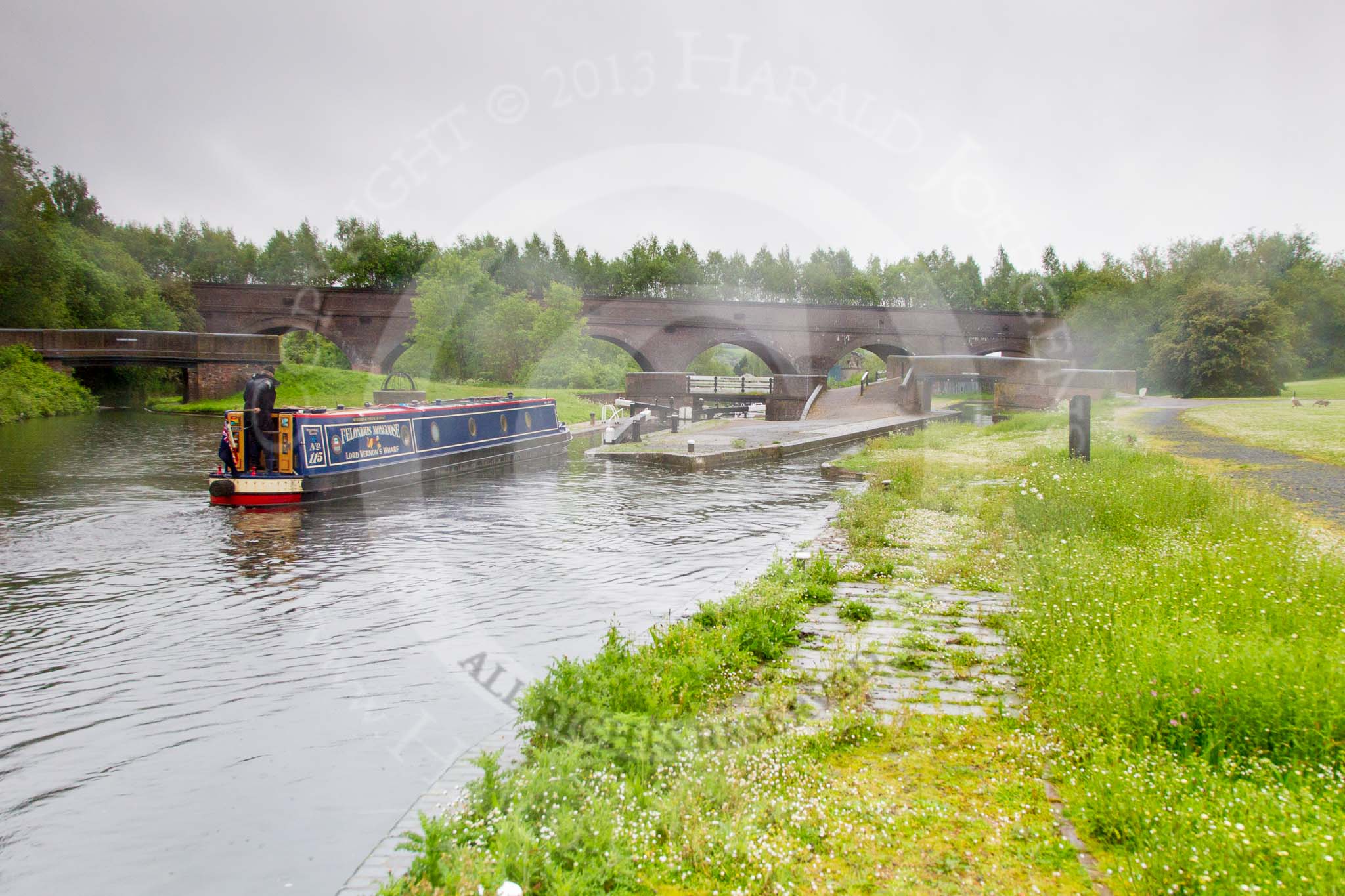 BCN Marathon Challenge 2014: Felonious Mongoose entering Parkhead Lock No 2, with the Grazebrook Arm on the left, and the remains of the Pensnett (Lord Ward's) Canal on the right.
Birmingham Canal Navigation,


United Kingdom,
on 25 May 2014 at 07:57, image #220