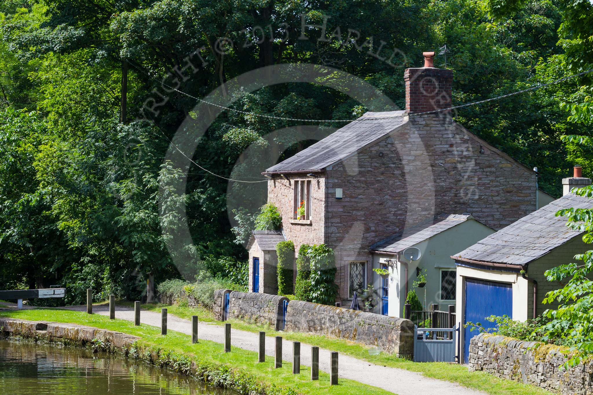 : A beautiful cottage (was it a lock keepers cottage?) at Marple bottom lock on the Lower Peak Forest Canal.




on 03 July 2015 at 15:29, image #33