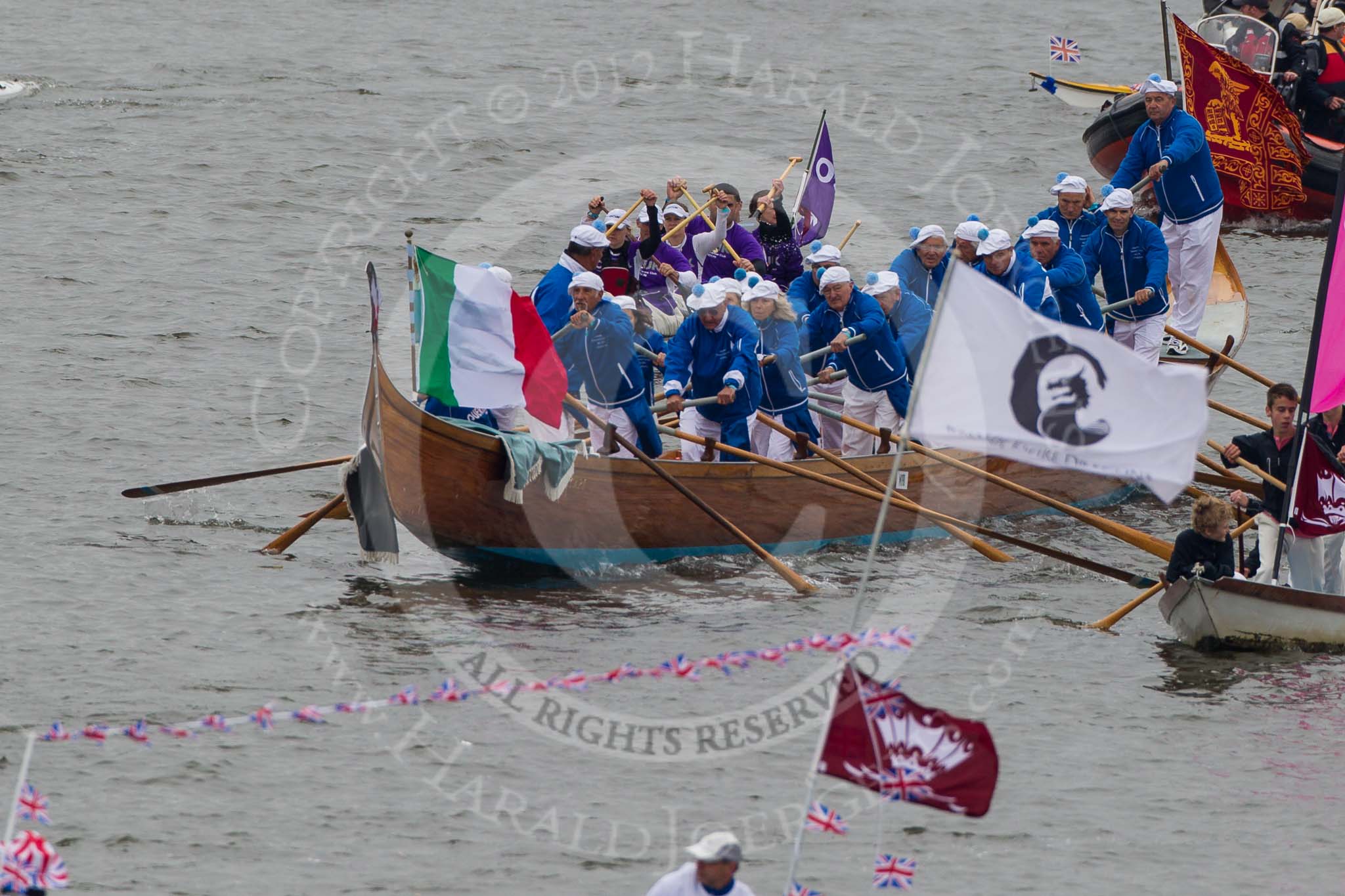 Thames Diamond Jubilee Pageant: GONDOLAS-Francesco Querini (M190)..
River Thames seen from Battersea Bridge,
London,

United Kingdom,
on 03 June 2012 at 14:48, image #126