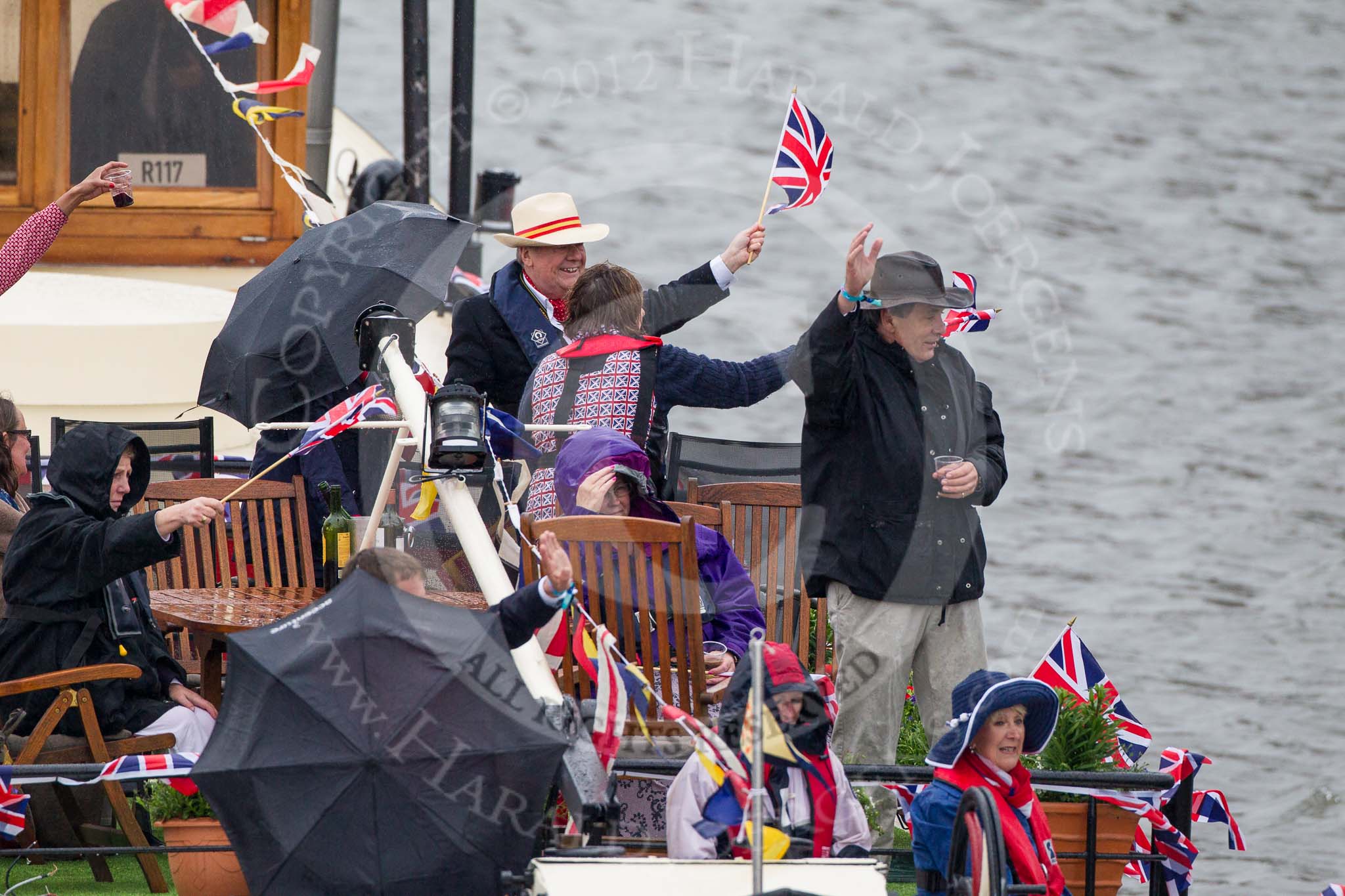 Thames Diamond Jubilee Pageant: BARGES-Libertijn of Alphen (R117)..
River Thames seen from Battersea Bridge,
London,

United Kingdom,
on 03 June 2012 at 16:04, image #511