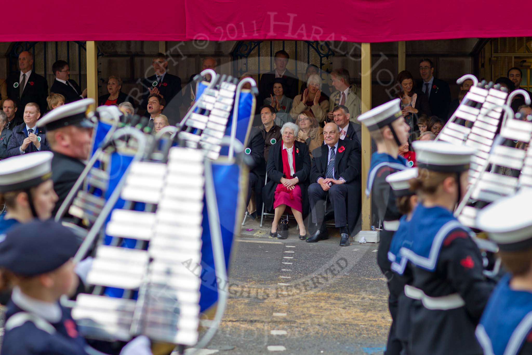 The Lord Mayor's Show 2011: Spectators under the balcony of Mansion House, here seen through the entry of the Sea Cadet Corps Band..
Opposite Mansion House, City of London,
London,
-,
United Kingdom,
on 12 November 2011 at 11:53, image #539