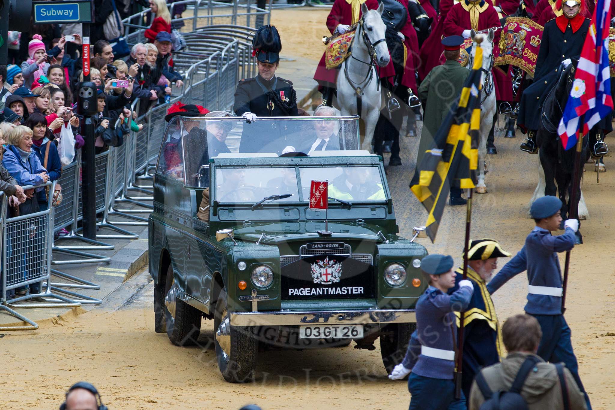 Photo 1211101208191D48443HaraldJoergens Lord Mayor's Show 2012: Entry 143 - The Pageantmaster, Dominic Reid, leaving Mansion House St Paul's Cathedral..
Press stand opposite Mansion House, City of London,
London,
Greater London,
United Kingdom,
on 10 November 2012 at 12:08, image #1911