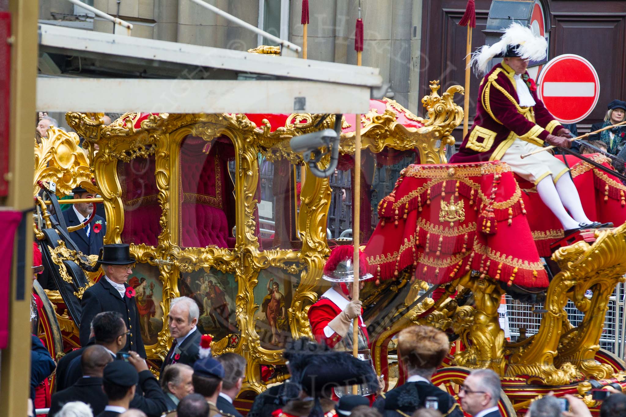Photo 1211101210331D48537HaraldJoergens Lord Mayor's Show 2012: Entry 149 - The Rt Hon The Lord Mayor of London, Alderman Roger Gifford, here his State Coach..
Press stand opposite Mansion House, City of London,
London,
Greater London,
United Kingdom,
on 10 November 2012 at 12:10, image #1921