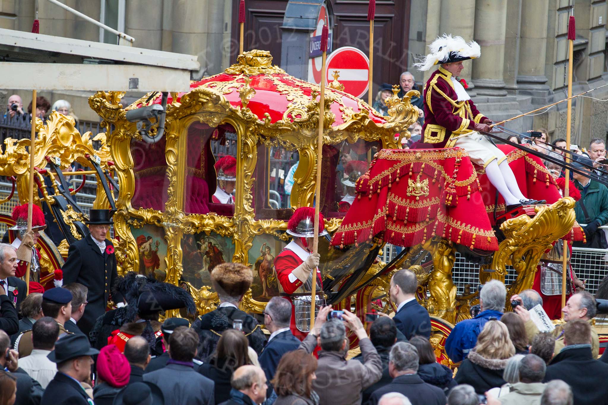 Photo 1211101210341D48539HaraldJoergens Lord Mayor's Show 2012: Entry 149 - The Rt Hon The Lord Mayor of London, Alderman Roger Gifford, here his State Coach, with Pikemen and Musketeers of the Honorable Artillery Company (HAC)..
Press stand opposite Mansion House, City of London,
London,
Greater London,
United Kingdom,
on 10 November 2012 at 12:10, image #1922