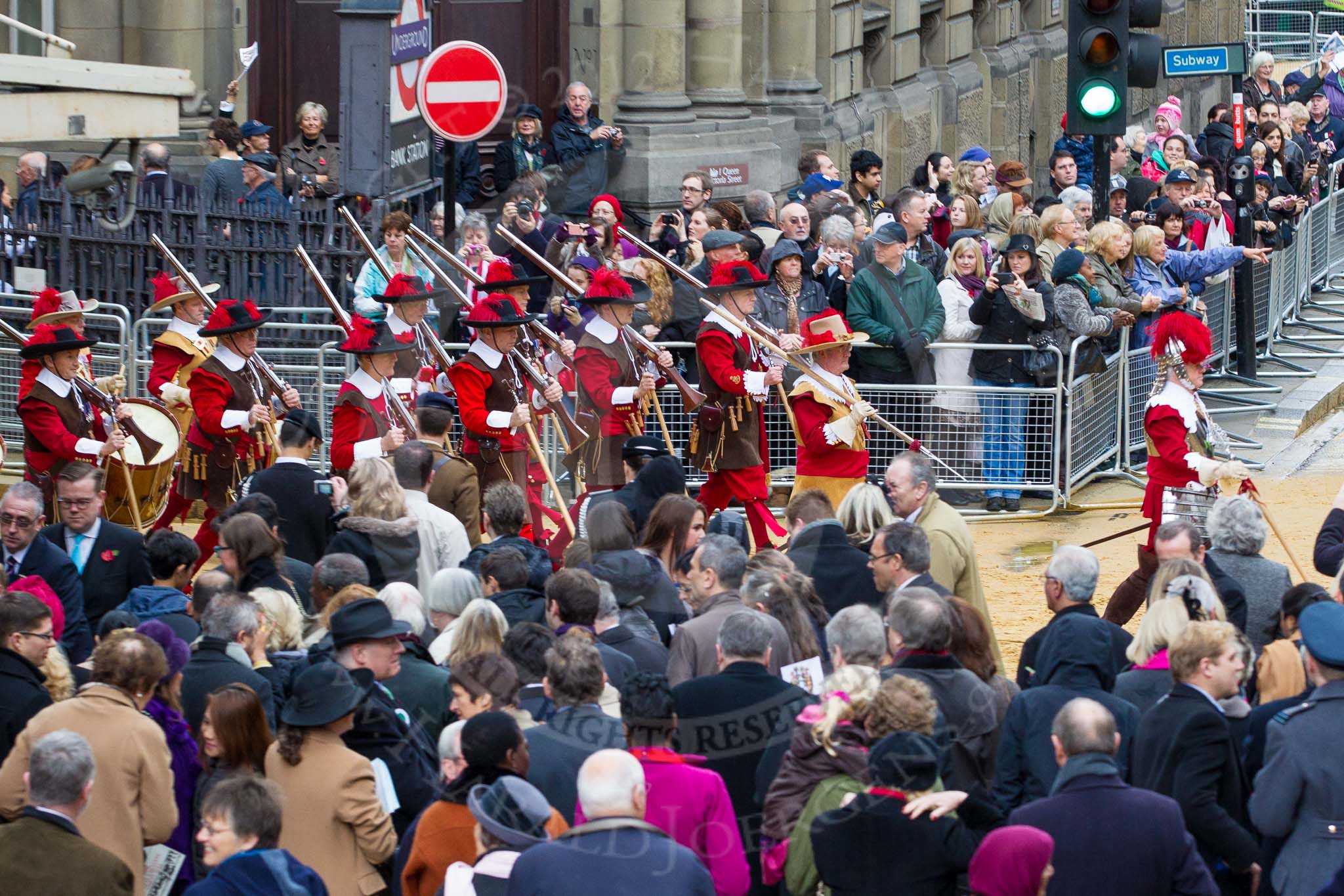Photo 1211101212221D48553HaraldJoergens Lord Mayor's Show 2012: HAC Pikemen & Musketeers following the Lord Mayor on the way to St Paul's Cathedral..
Press stand opposite Mansion House, City of London,
London,
Greater London,
United Kingdom,
on 10 November 2012 at 12:12, image #1943