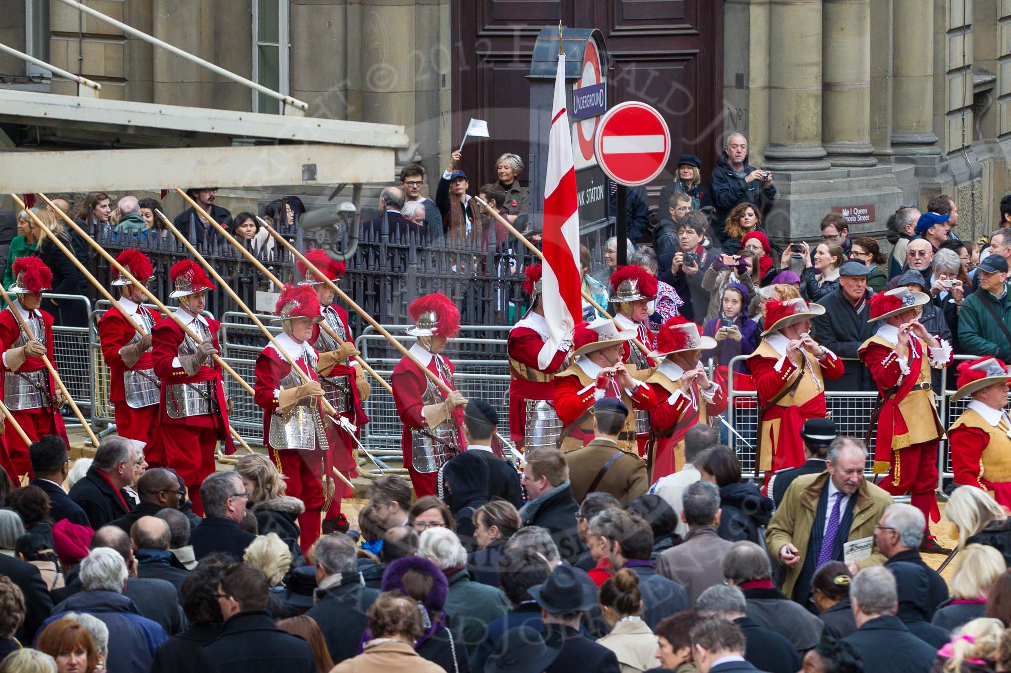 Photo 1211101212271D48560HaraldJoergens Lord Mayor's Show 2012: HAC Pikemen & Musketeers following the Lord Mayor on the way to St Paul's Cathedral..
Press stand opposite Mansion House, City of London,
London,
Greater London,
United Kingdom,
on 10 November 2012 at 12:12, image #1946