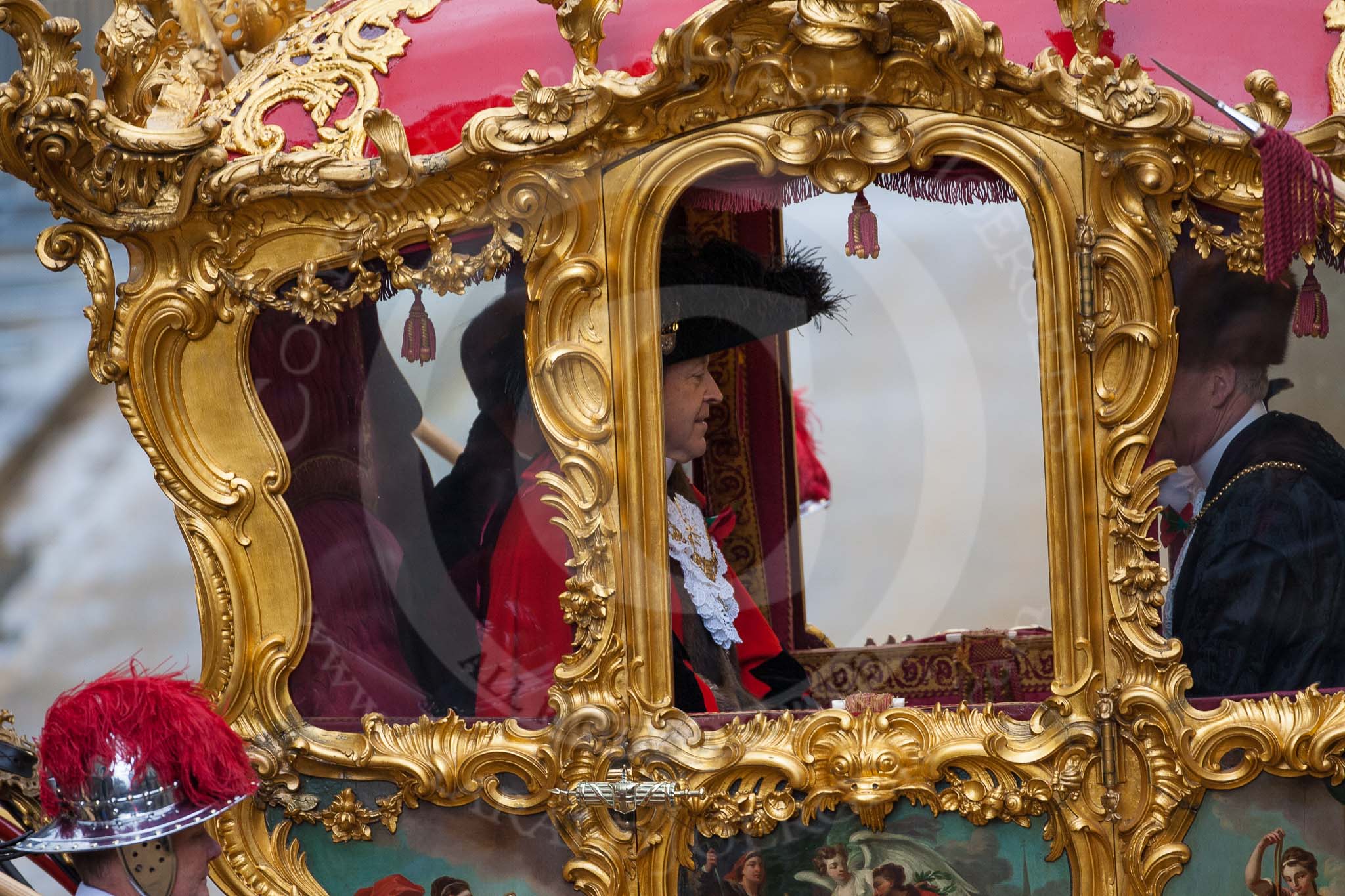 Photo 1211101212401D2126120HaraldJoergens Lord Mayor's Show 2012: Lord Mayor Roger Gifford waving from his carriage as he is about to leave for St Paul's Cathedral..
Press stand opposite Mansion House, City of London,
London,
Greater London,
United Kingdom,
on 10 November 2012 at 12:12, image #1949