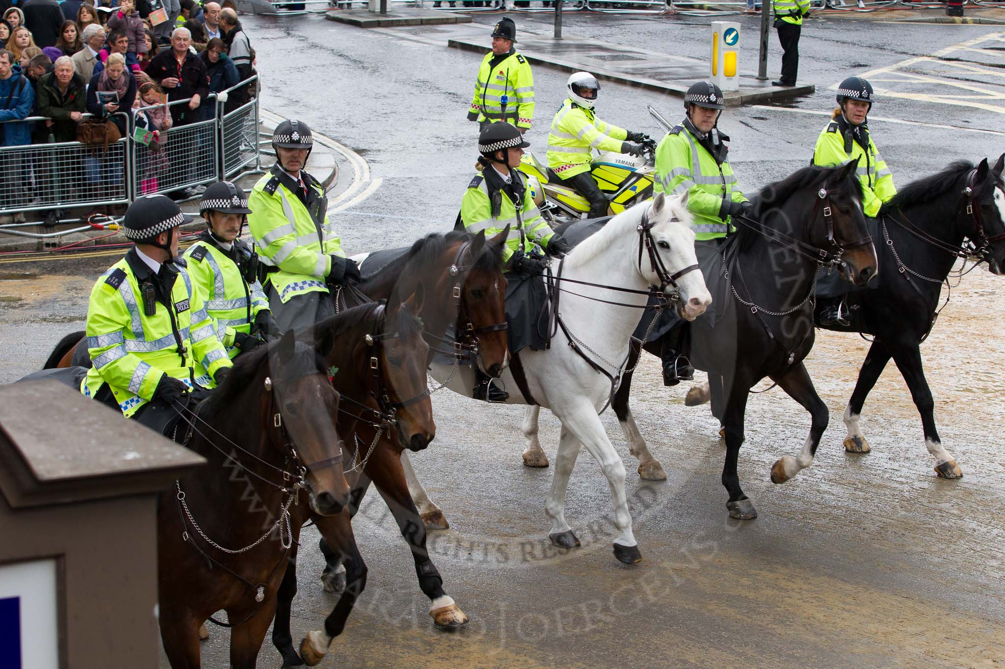 Photo 1211101212571D48577HaraldJoergens Lord Mayor's Show 2012: Mounted officers of the London Metropolitan Police leaving after the 2012 Lord Mayor's Show..
Press stand opposite Mansion House, City of London,
London,
Greater London,
United Kingdom,
on 10 November 2012 at 12:12, image #1953