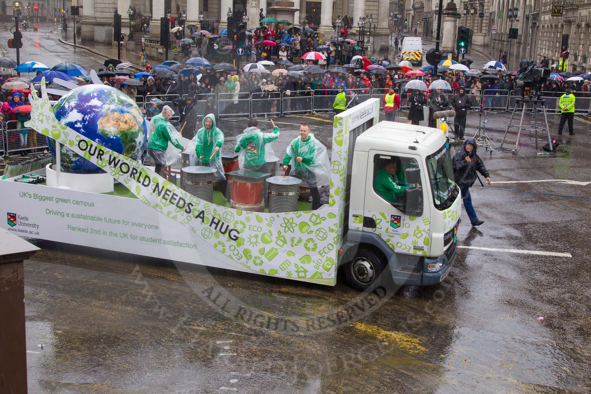 Lord Mayor's Show 2013: 40-Keele University-is proud to be supporting their alumna and honorary graduate the Lord Mayor of London Fiona Woolf..
Press stand opposite Mansion House, City of London,
London,
Greater London,
United Kingdom,
on 09 November 2013 at 11:22, image #507