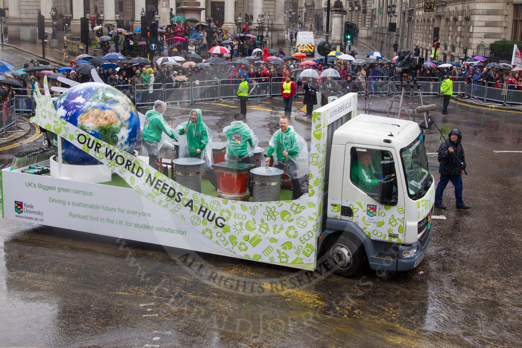 Lord Mayor's Show 2013: 40-Keele University-is proud to be supporting their alumna and honorary graduate the Lord Mayor of London Fiona Woolf..
Press stand opposite Mansion House, City of London,
London,
Greater London,
United Kingdom,
on 09 November 2013 at 11:22, image #508