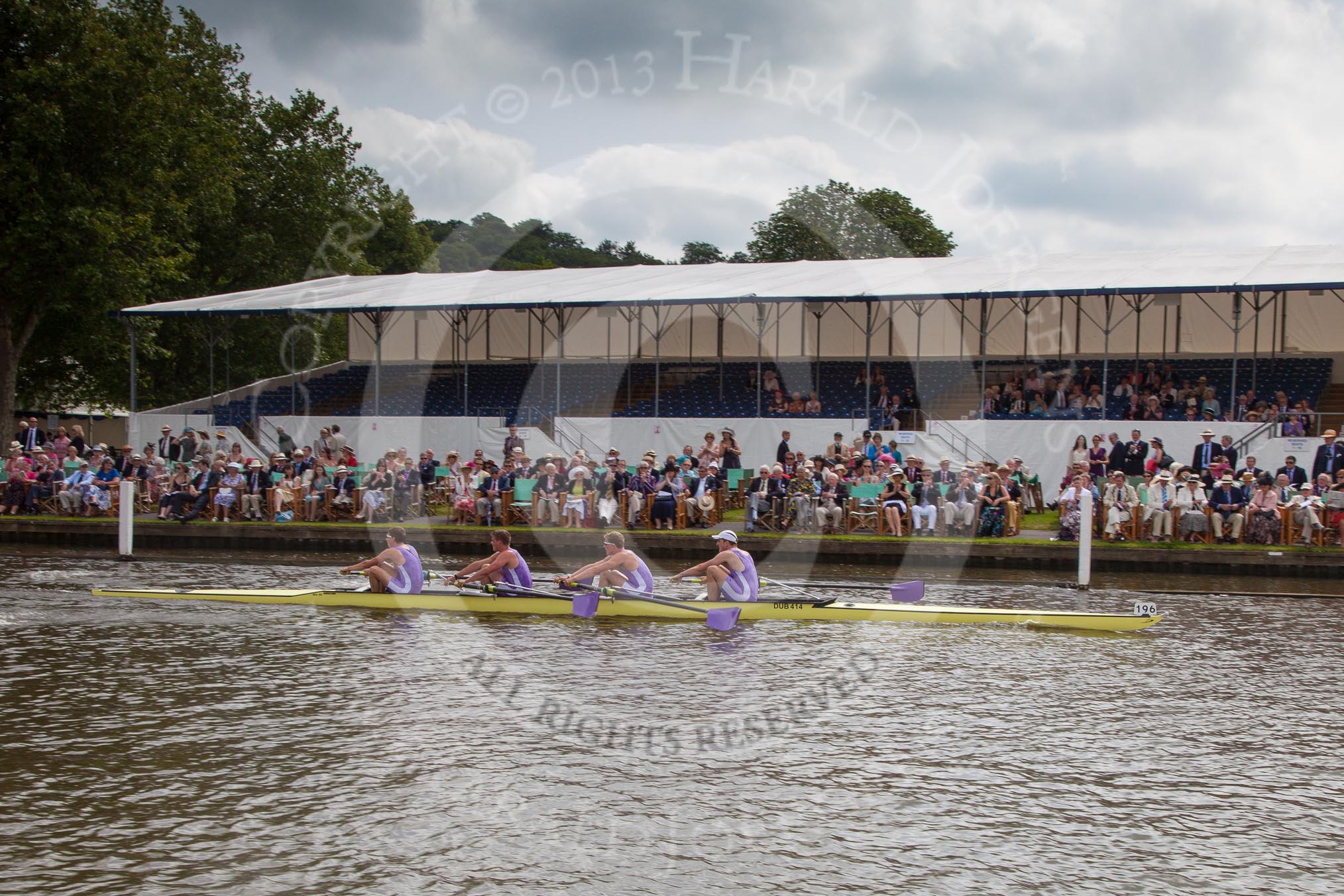 Henley Royal Regatta 2012 (Thursday): Race 23, Visitors' Challenge Cup:  Oxford University and Isis Boat Club (205, Bucks) v Durham University  (196, Berks).
River Thames beteen Henley-on-Thames and Remenham/Temple Island ,
Henley-on-Thames,
Oxfordshire,
United Kingdom,
on 28 June 2012 at 11:16, image #159
