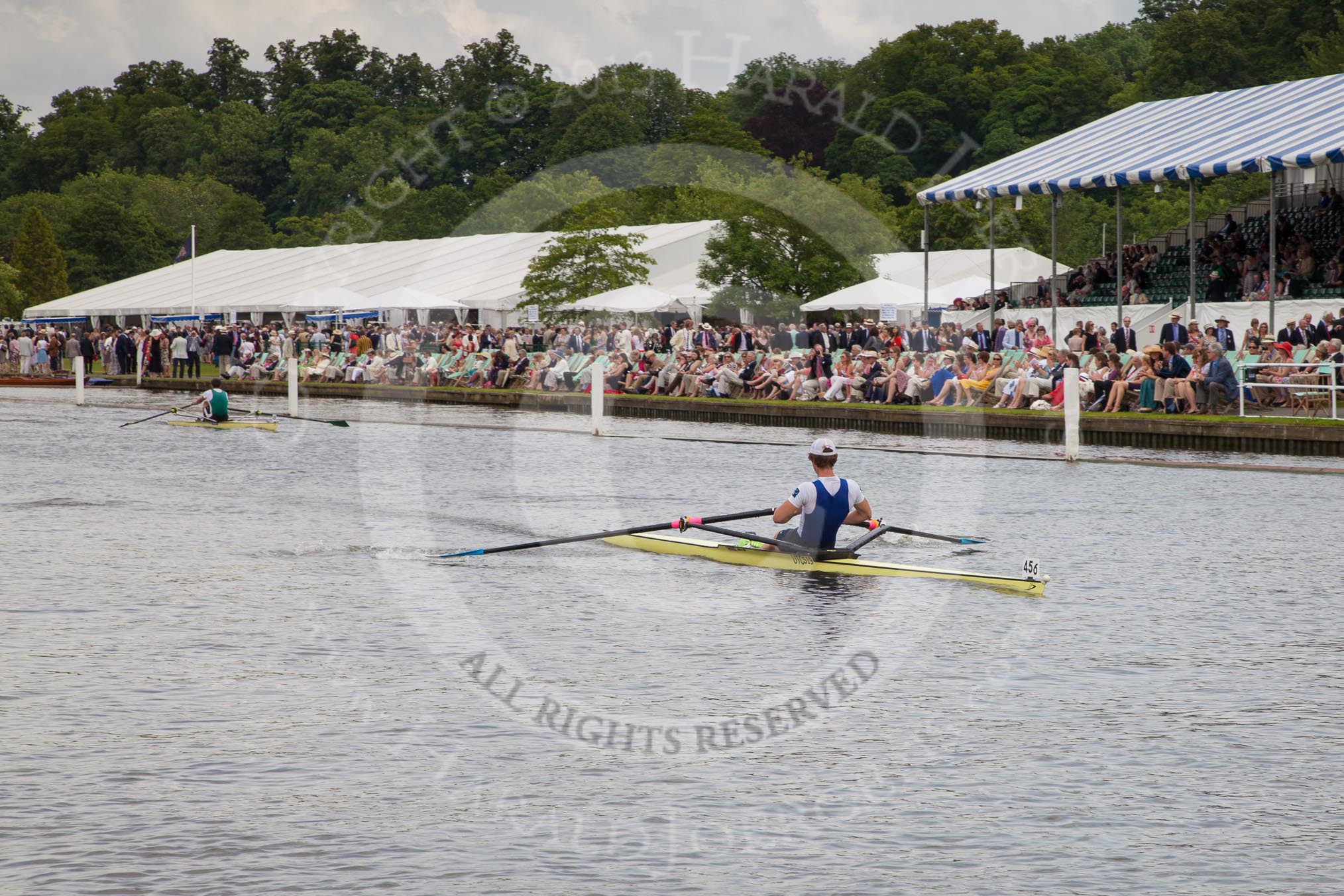 Henley Royal Regatta 2012 (Thursday): Race 35, Diamond Challenge Sculls:  Cambridge Boat Club (456, Bucks) v Koninklijke Roei en Nautische Sport Oostende, Belgium (458, Berks).
River Thames beteen Henley-on-Thames and Remenham/Temple Island ,
Henley-on-Thames,
Oxfordshire,
United Kingdom,
on 28 June 2012 at 12:28, image #248