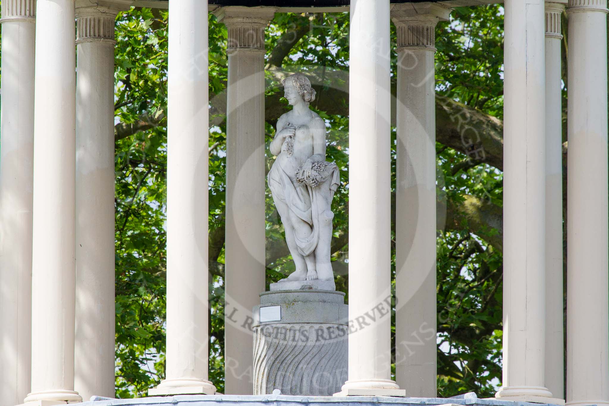 Henley Royal Regatta 2013 (Monday): Temple Island, close to the start of the race, with the ornamental temple. Here the statue under the cupola, not part of the original design but added in the late 1990s..
River Thames between Henley and Temple Island,
Henley-on-Thames,
Berkshire,
United Kingdom,
on 01 July 2013 at 15:01, image #25