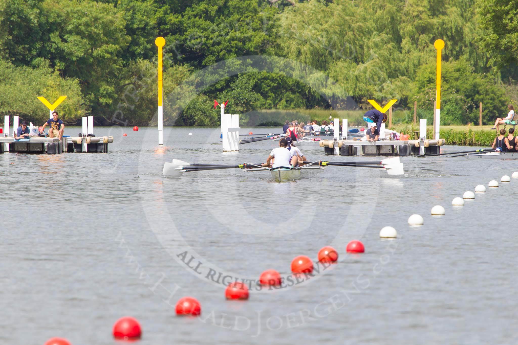 Henley Royal Regatta 2013 (Monday): The start of the HRR race course, seen from about 100 yards upstream..
River Thames between Henley and Temple Island,
Henley-on-Thames,
Berkshire,
United Kingdom,
on 01 July 2013 at 15:02, image #28