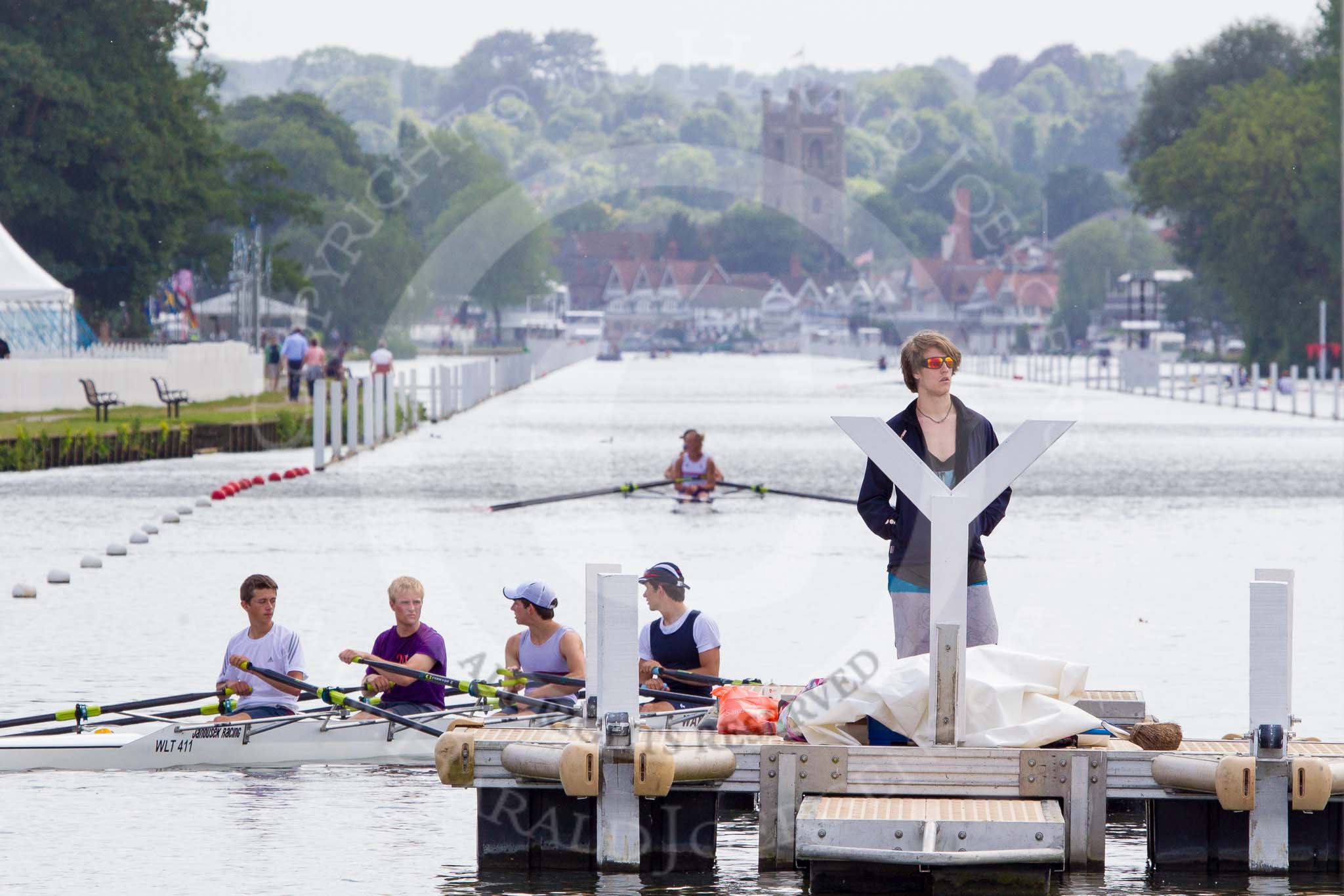 Henley Royal Regatta 2013 (Monday): The long HRR race course visually compressed by a long lens - in front one of the two start pontoons..
River Thames between Henley and Temple Island,
Henley-on-Thames,
Berkshire,
United Kingdom,
on 01 July 2013 at 15:10, image #32