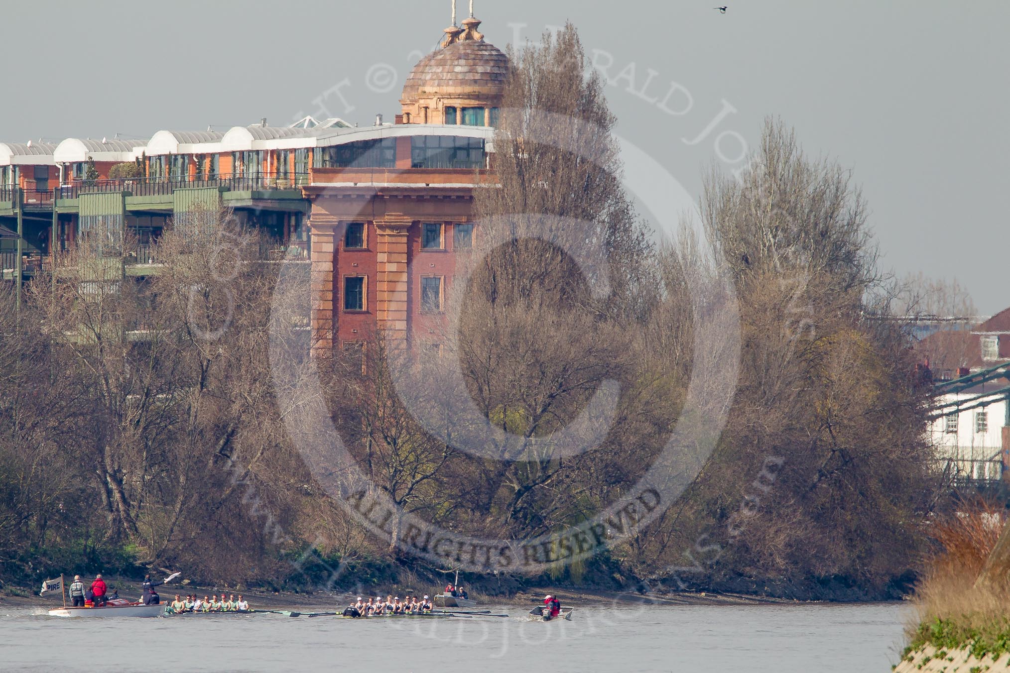 The Boat Race season 2012 - fixture CUBC vs Molesey BC: The CUBC Blue Boat on the left, the Molesey BC Eight on the right, behind them umpire Boris Rankov. The boats are approaching the Harrods Repository..




on 25 March 2012 at 15:22, image #149