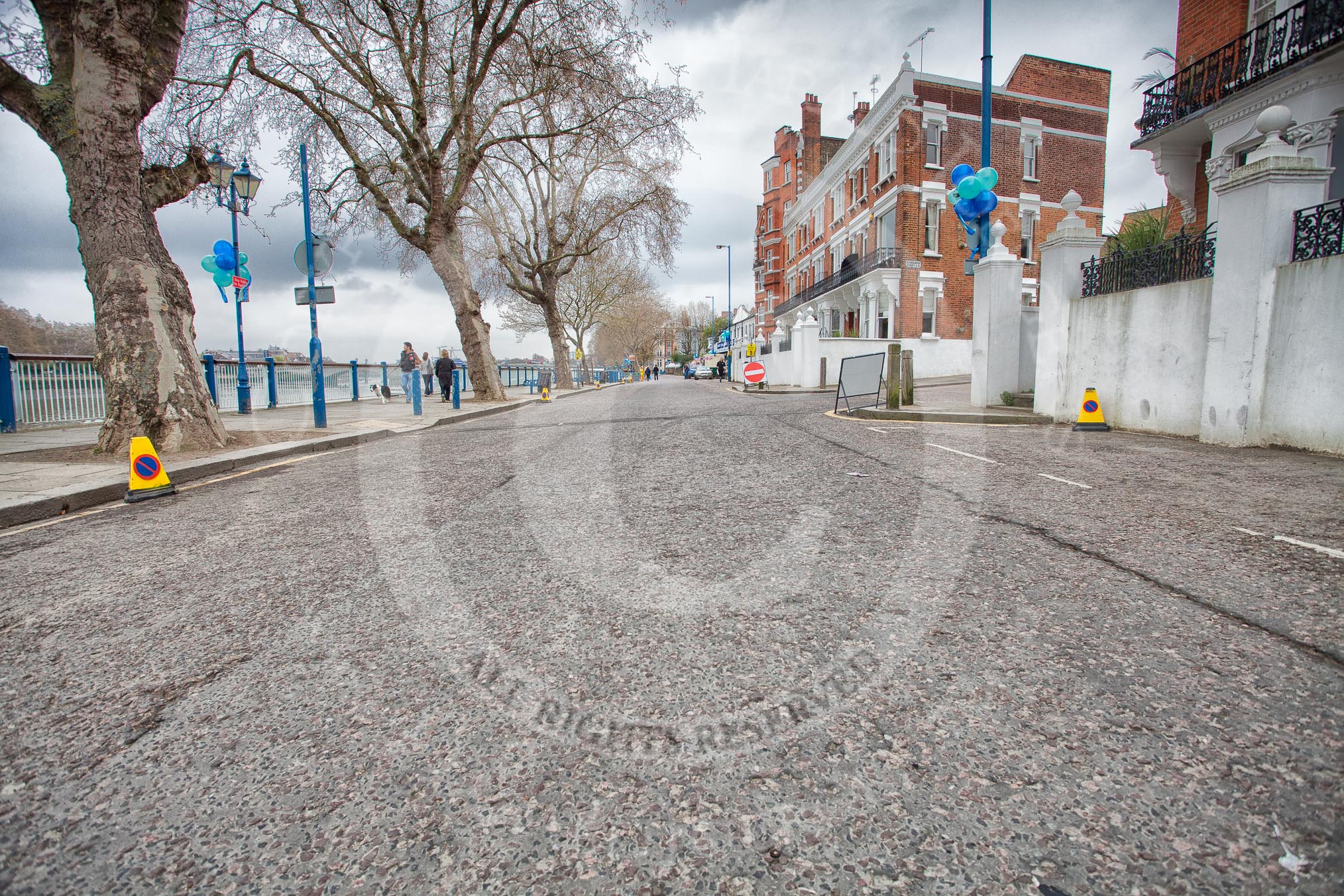 The Boat Race 2012: Setting the scene for the 2012 Boat Race: Putney Embankment in the morning, nearly car-free because of restrictions for the Boat Race..




on 07 April 2012 at 09:28, image #3