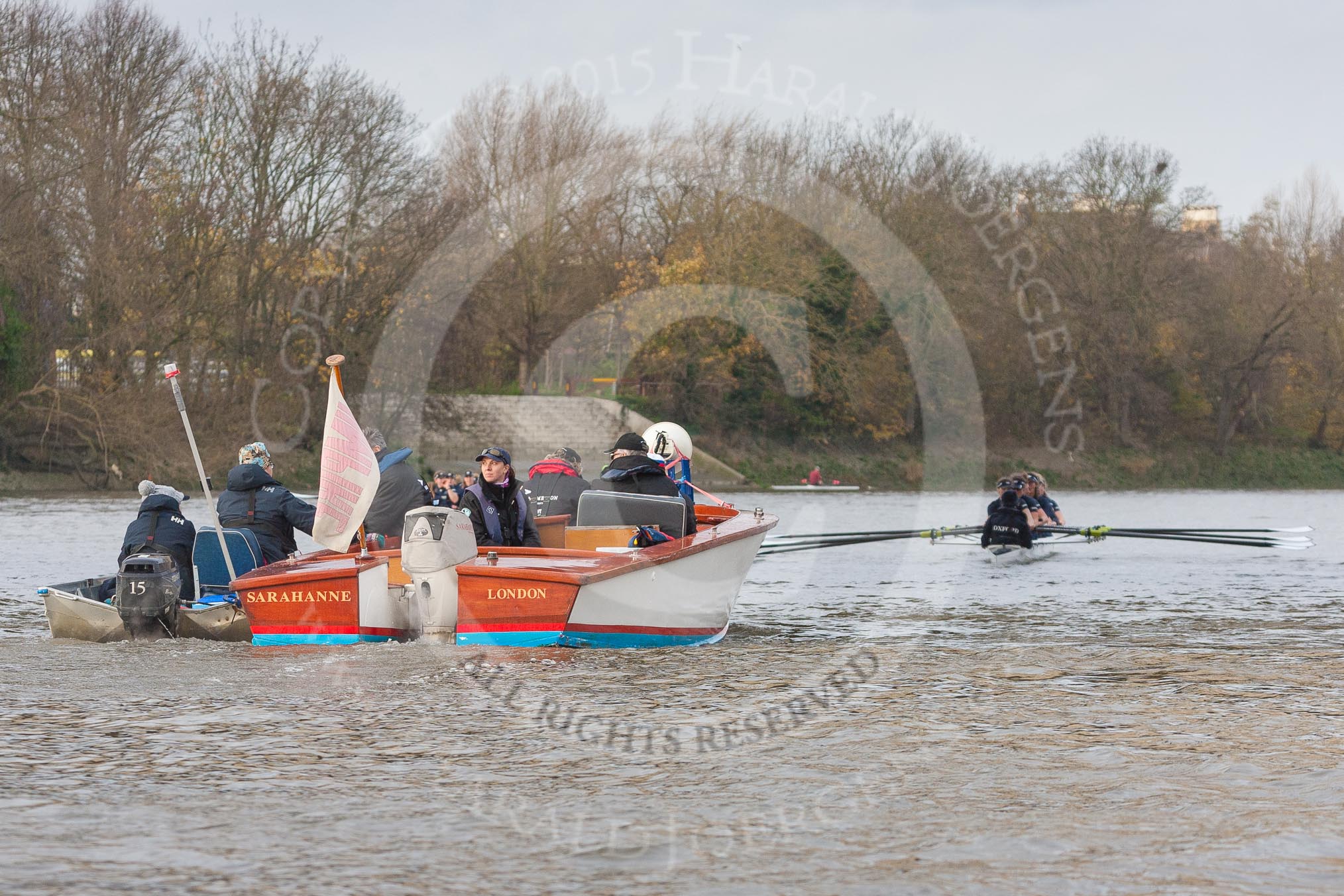 The Boat Race season 2016 - Women's Boat Race Trial Eights (OUWBC, Oxford): The umpire's launch and "Scylla" on the right, "Charybdis" on the left, at Chiswick Bridge, the finish of the race.
River Thames between Putney Bridge and Mortlake,
London SW15,

United Kingdom,
on 10 December 2015 at 12:38, image #349