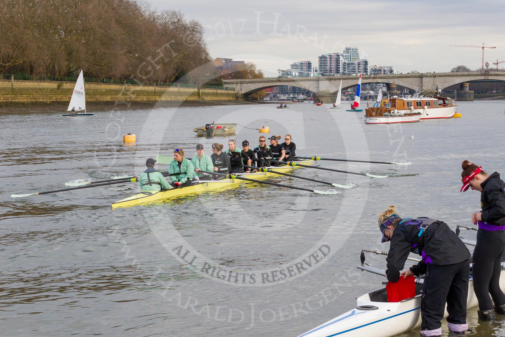 The Boat Race season 2017 - Women's Boat Race Fixture CUWBC vs Univerity of London: The CUWBC on the way towards Putney Bridge whilst the UL BC crew is getting ready.
River Thames between Putney Bridge and Mortlake,
London SW15,

United Kingdom,
on 19 February 2017 at 15:19, image #15