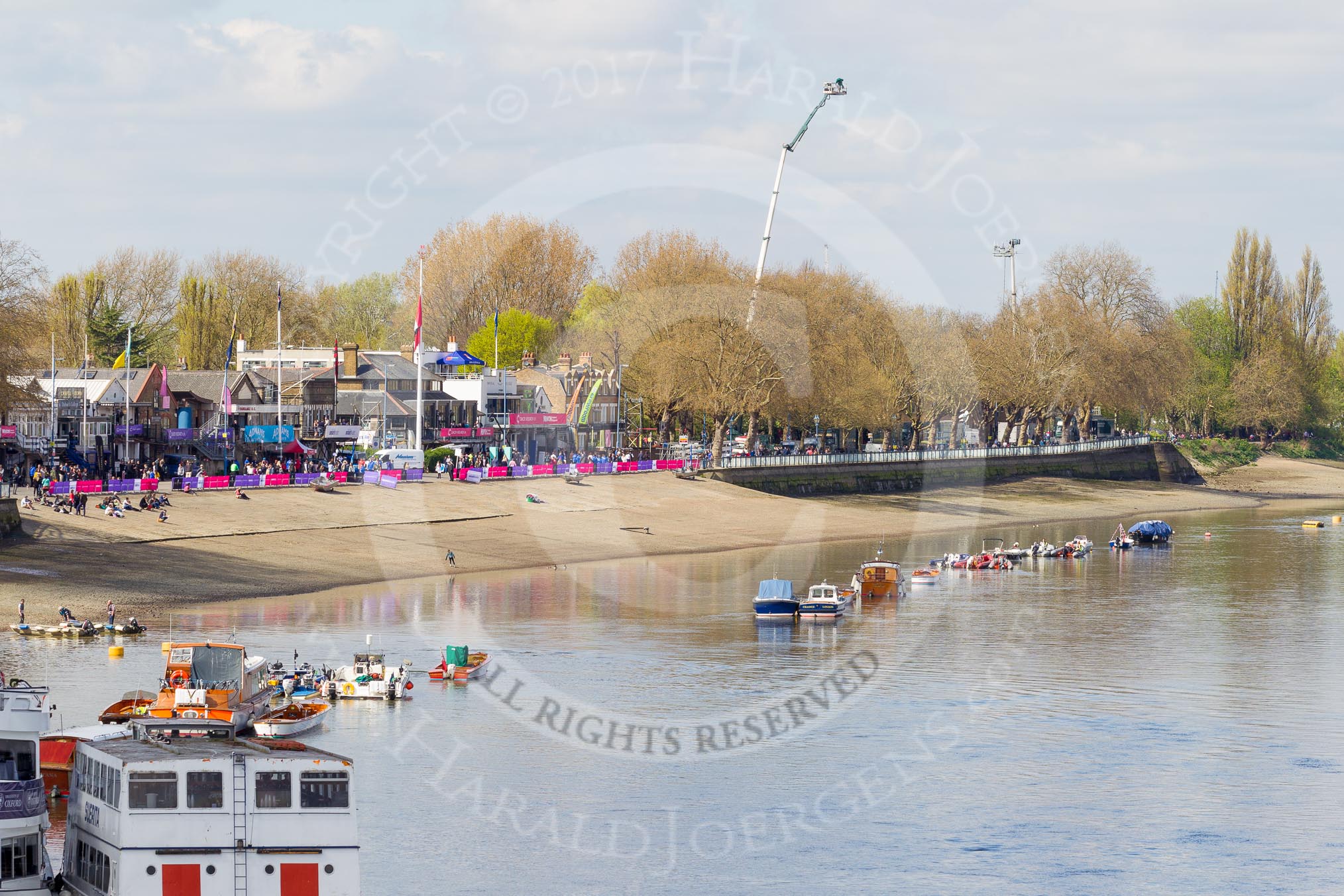 The Boat Race season 2017 -  The Cancer Research Women's Boat Race: Putney Embankment on Boat Race day, seen from Putney Bridge, with the BBC camera cranes.
River Thames between Putney Bridge and Mortlake,
London SW15,

United Kingdom,
on 02 April 2017 at 13:27, image #4