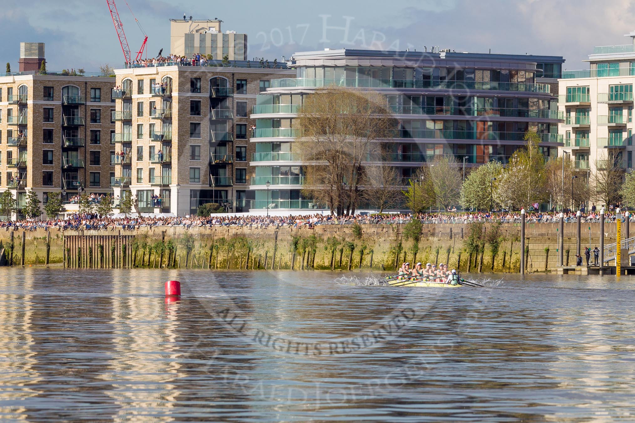 The Boat Race season 2017 -  The Cancer Research Women's Boat Race: Crowds along the Thames and on the roofs as the CUWBC boat passes Fulham Reach.
River Thames between Putney Bridge and Mortlake,
London SW15,

United Kingdom,
on 02 April 2017 at 16:40, image #147